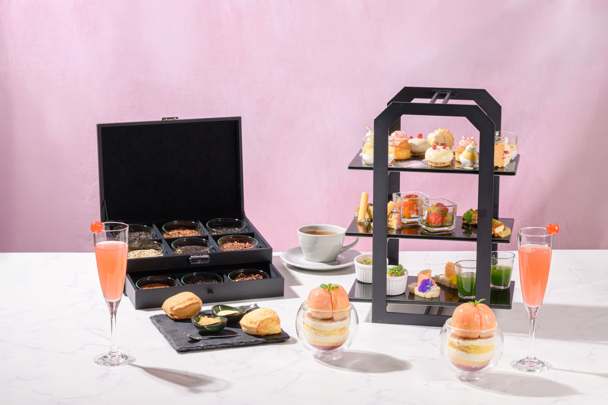 桃を丸ごと1玉あしらったパフェと味わうアフタヌーンティー。バニラ、アールグレイ、トンカ豆が彩る、香と音と味の三景／ザ ロイヤルパークホテル アイコニック 大阪御堂筋