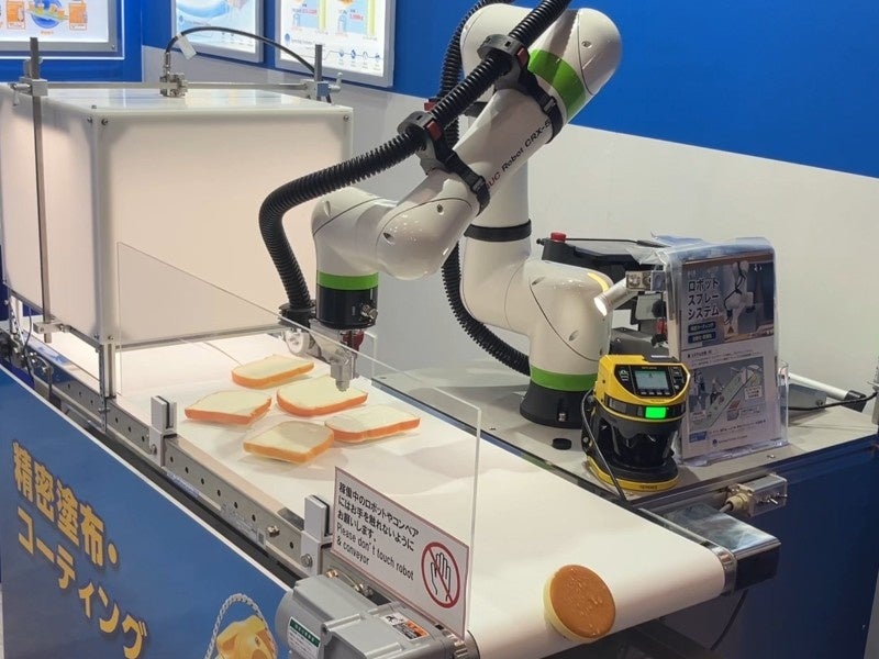 スプレーロボットによるチョコレート自動塗布の実演を展示会FOOMA JAPAN 2026で初公開｜スプレーイングシステムジャパン