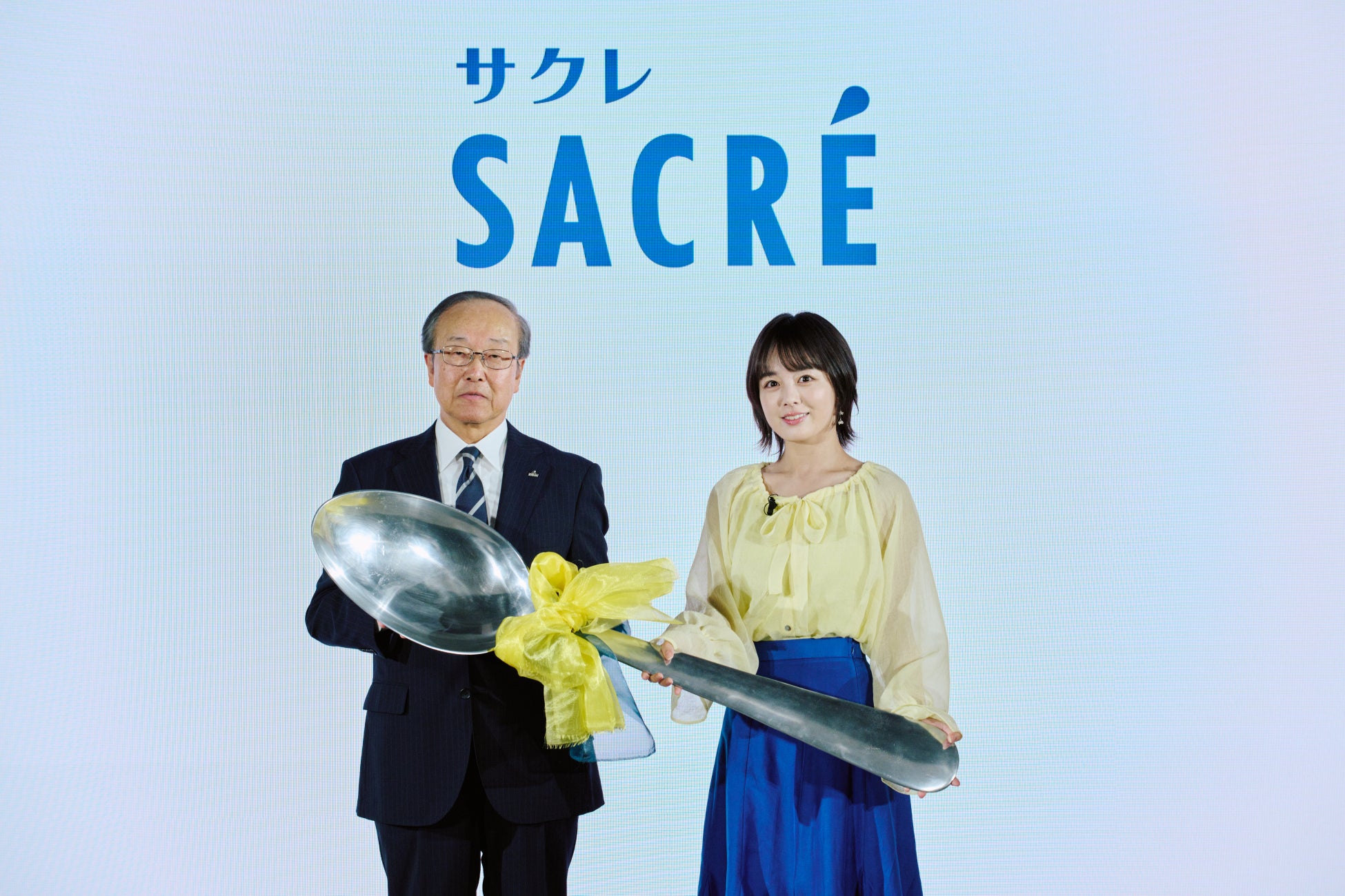 【「サクレレモン」 2026年 新TVCM発表会開催レポート】伊原六花さん、私生活でも“レモン愛”溢れるトークを披露！〜「サクレクイズ」全問正解で120cm超の巨大スプーン贈呈に「玄関に飾ります！」〜