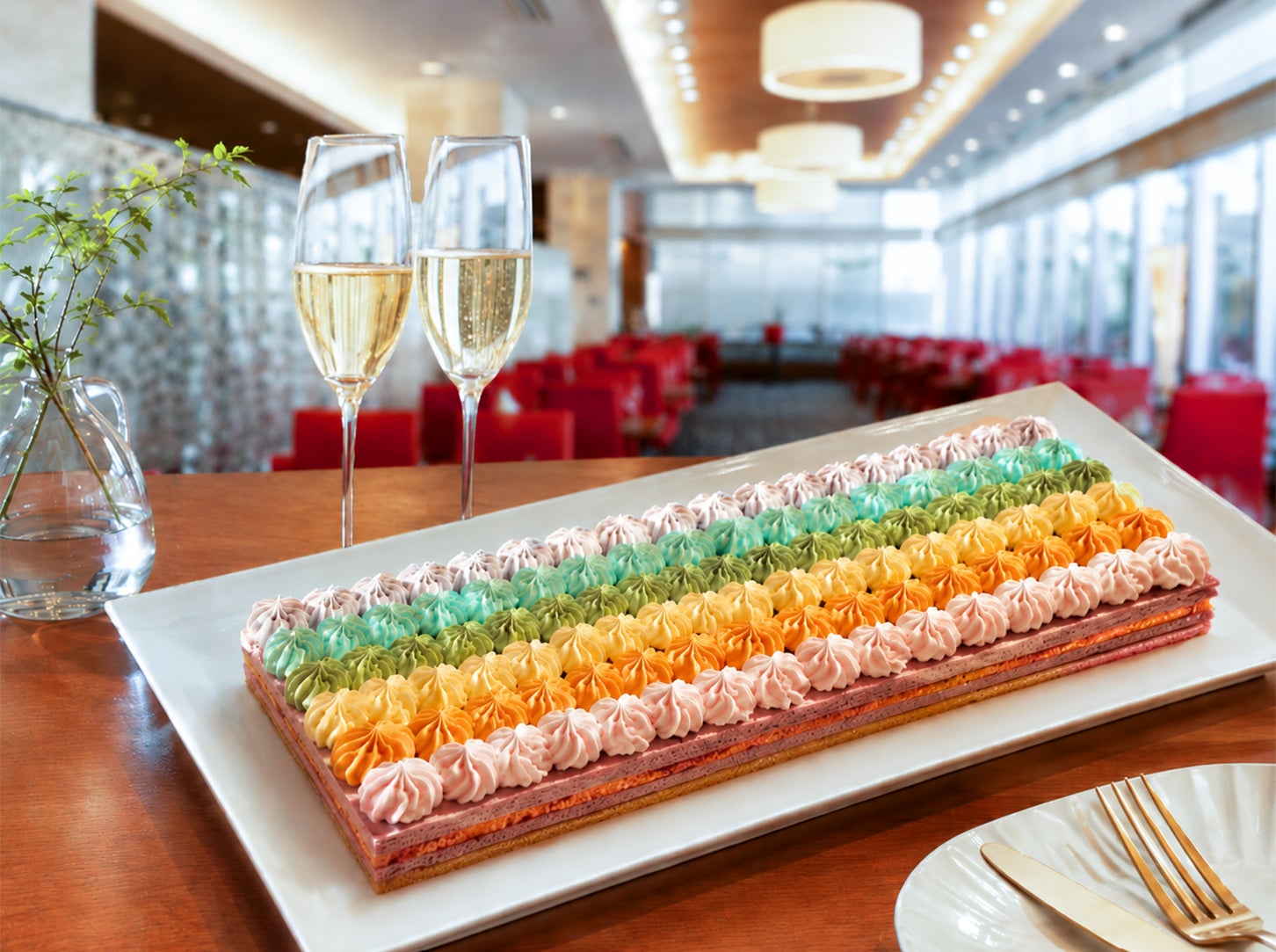 【メルキュール札幌】6月はプライド月間を祝福し、ランチビュッフェに「6色のレインボーケーキ」が登場。多様性と尊厳を考える機会を提供。