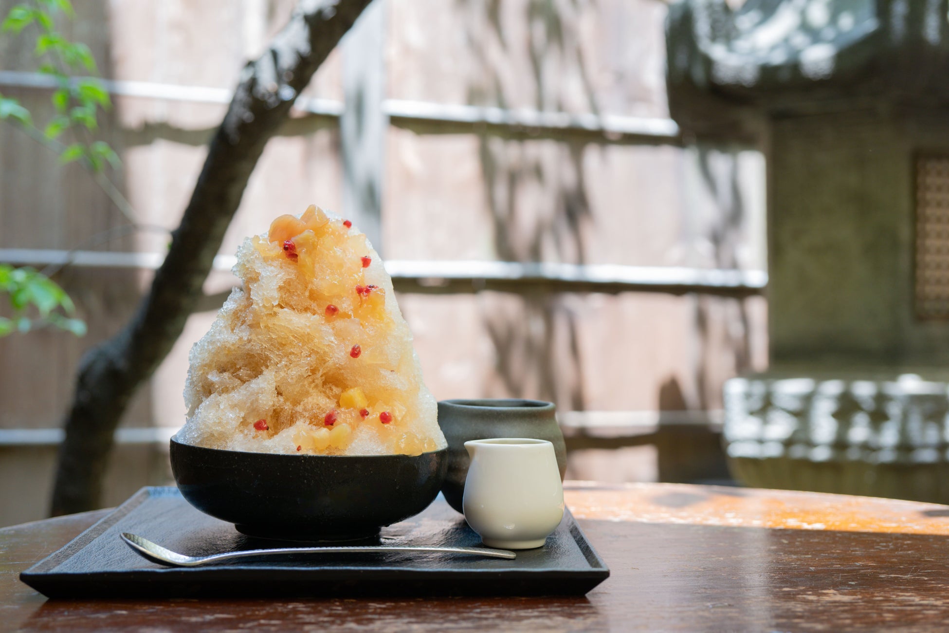 【夏季限定】“発酵和菓子屋”がつくる、くず餅乳酸菌®入りかき氷。「桃とほうじ茶」を2026年6月1日（月）より提供開始