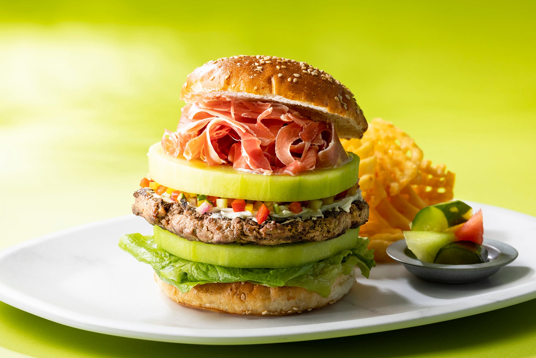 【コートヤード・バイ・マリオット 新大阪ステーション】夏限定！前菜の定番“生ハムメロン”をハンバーガーに「JAMÓN SERRANO & MELON BURGER」を発売