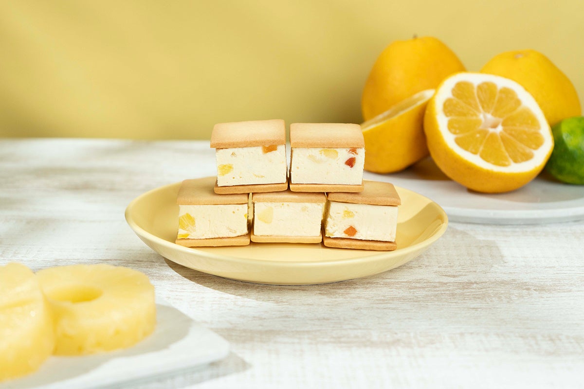 セイロンティーを使ったアールグレイに、ベルギー産のホワイトチョコレートとクッキーを添えて。ゴディバ「アールグレイ ロイヤルミルクティー ショコリキサー」