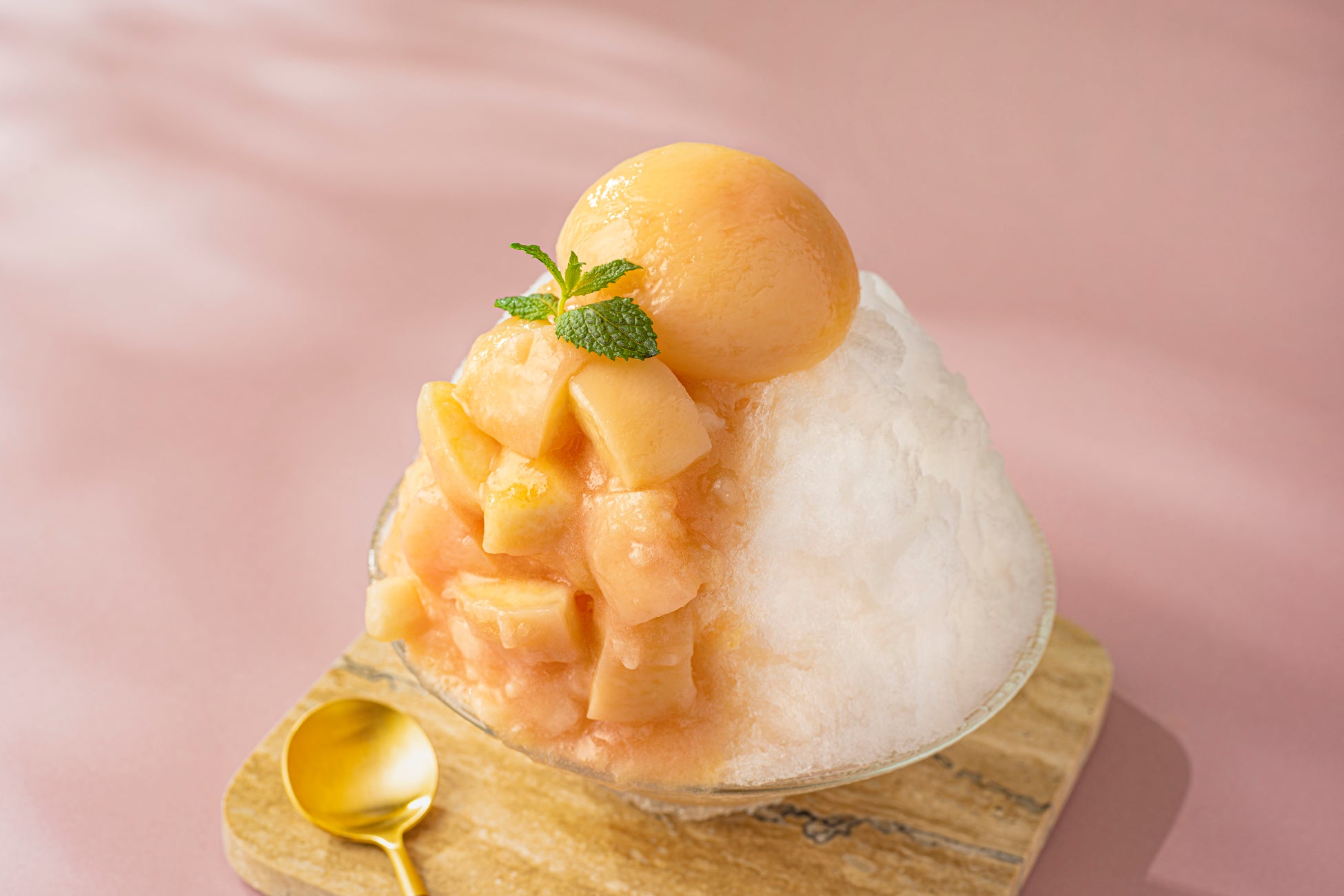 ピーチ&マンゴーを楽しむ夏の贅沢スイーツ　白桃まるごと1個＆国産マンゴーたっぷりの”プレミアムかき氷”＆アフタヌーンティー
