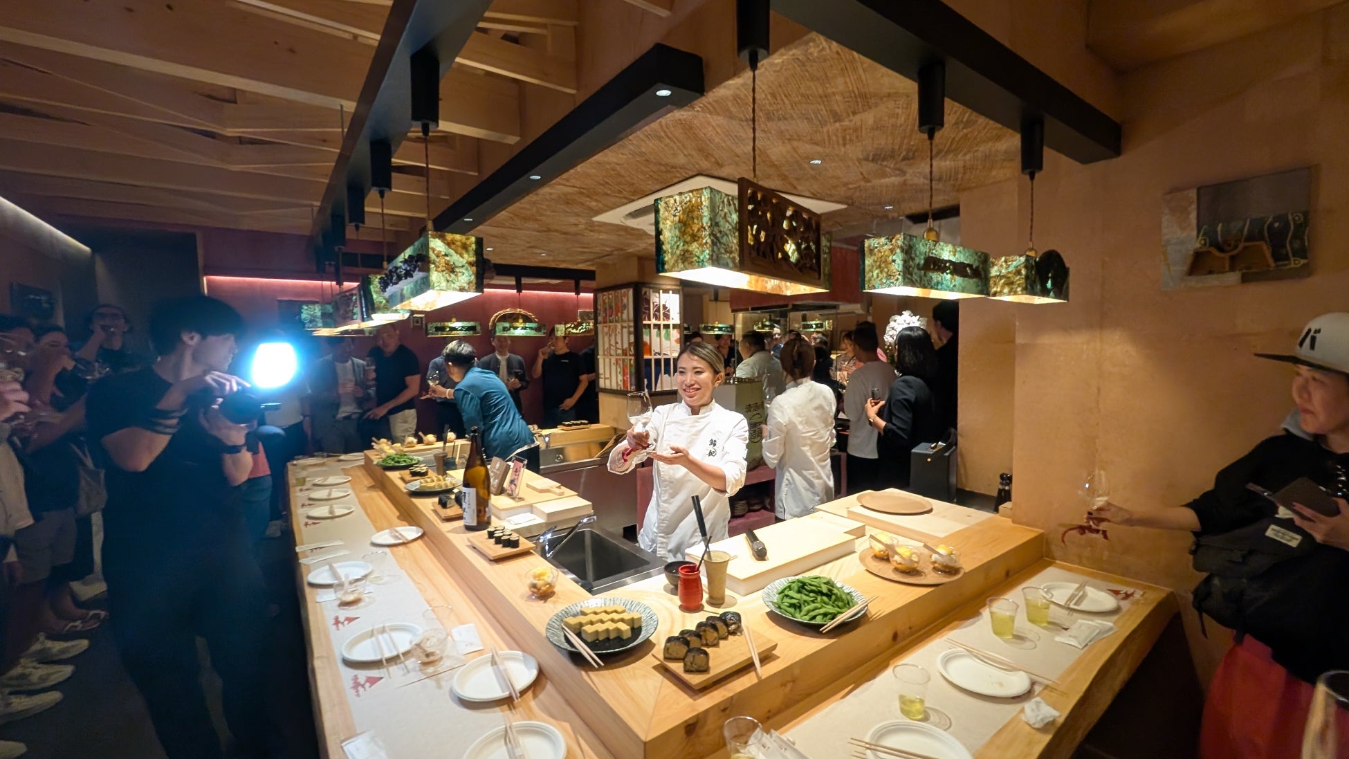 高知県産仁淀川町産木材を活用した寿司店「鮨祝Sushi Iwai」がタイ・バンコクに完成