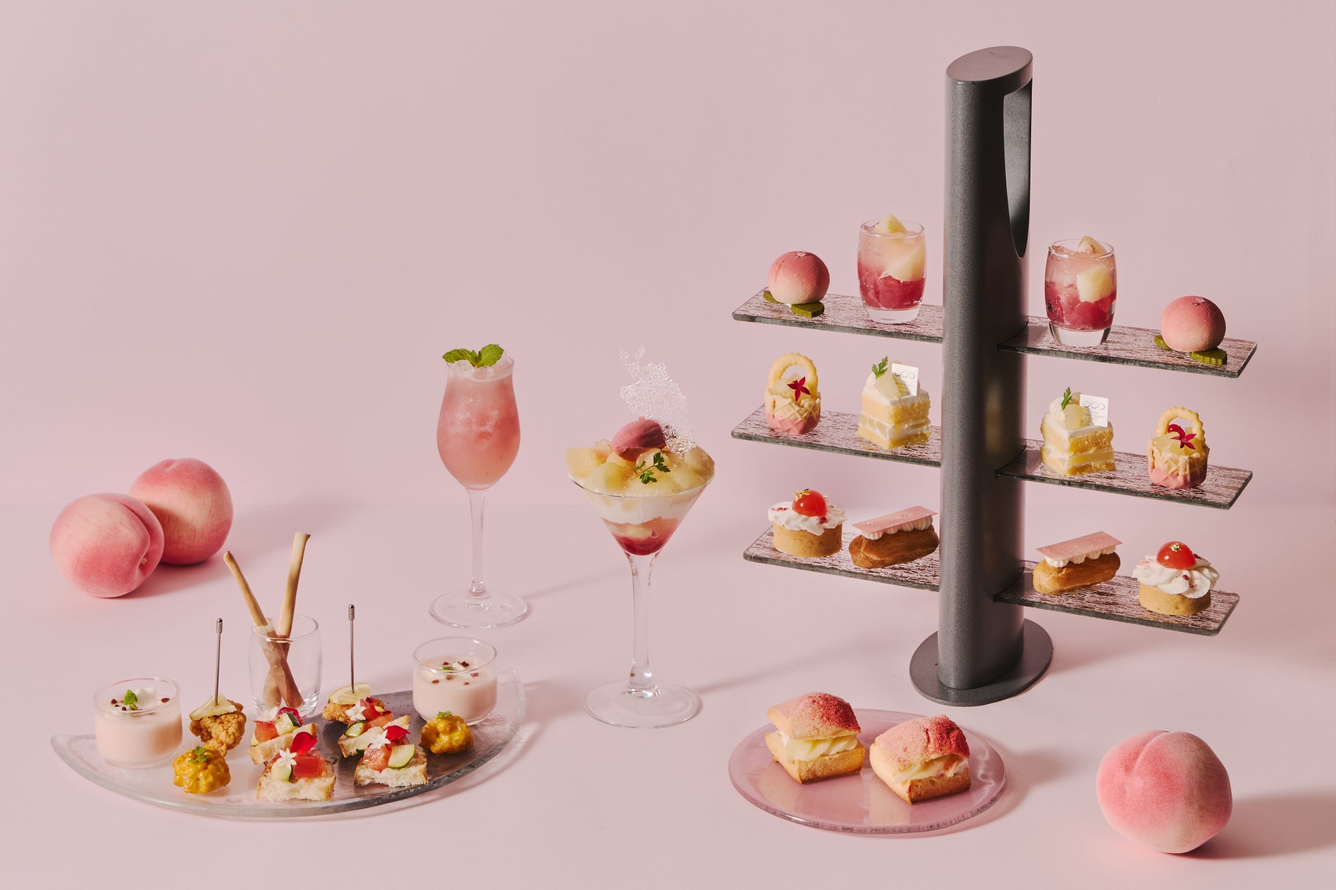 瑞々しいフレッシュの“桃”を「飲んで」「食べて」味わい尽くす至福のアフタヌーンティーを提供 フレッシュの桃を飴細工で飾ったパフェや、愛らしい桃ムース、桃の生スコーンなど