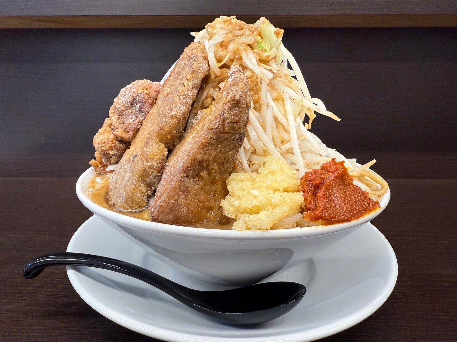 〖宮崎初上陸〗“ど乳化濃厚鶏豚骨”で話題の二郎系ラーメン『飛べ豚 宮崎店』が2026年5月30日(土) NEW OPEN!!