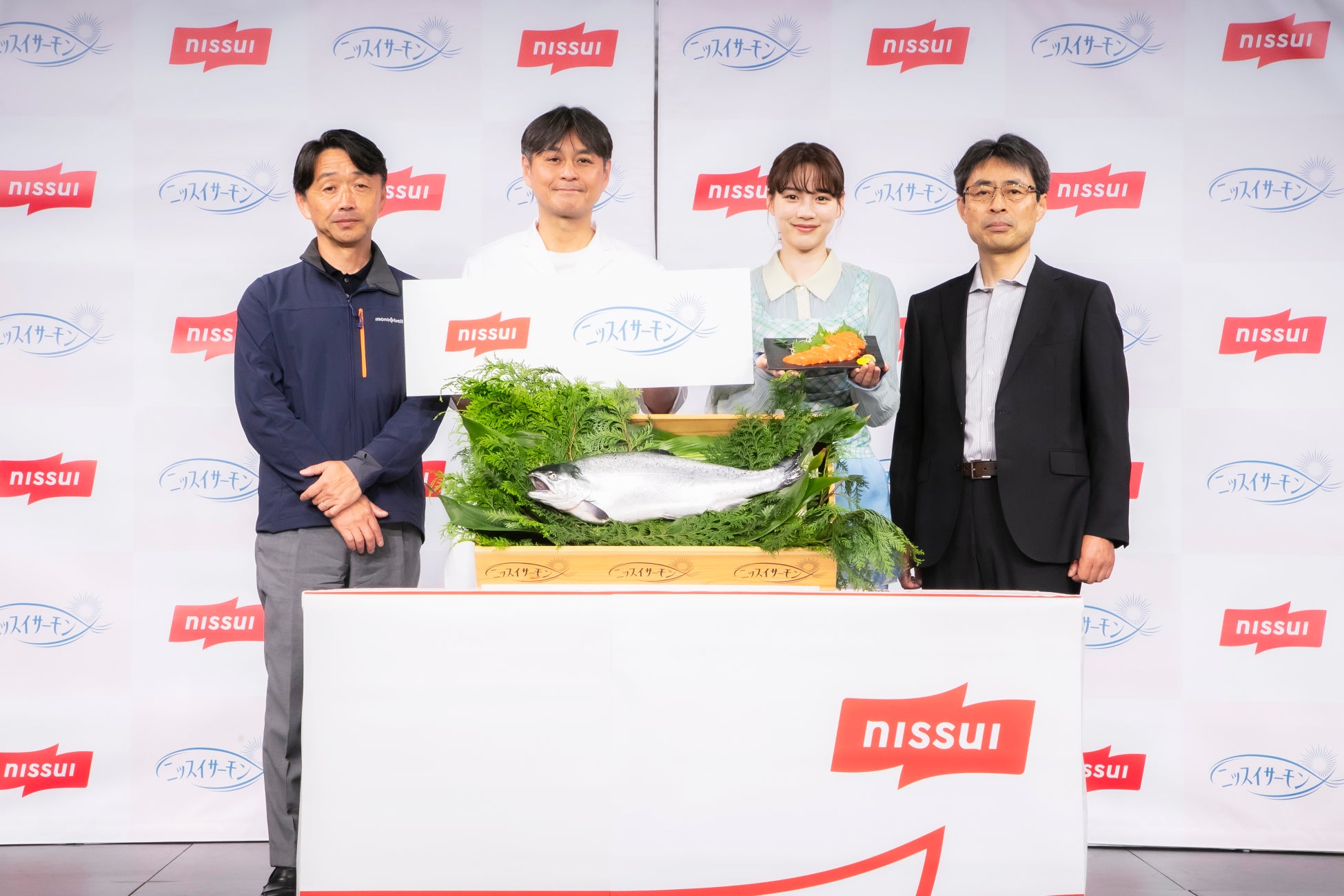 ＜国産養殖サーモンに関する事業説明会 兼 試食会＞のんさん登壇、“サーモン1尾まるごと”贈呈セレモニーを実施