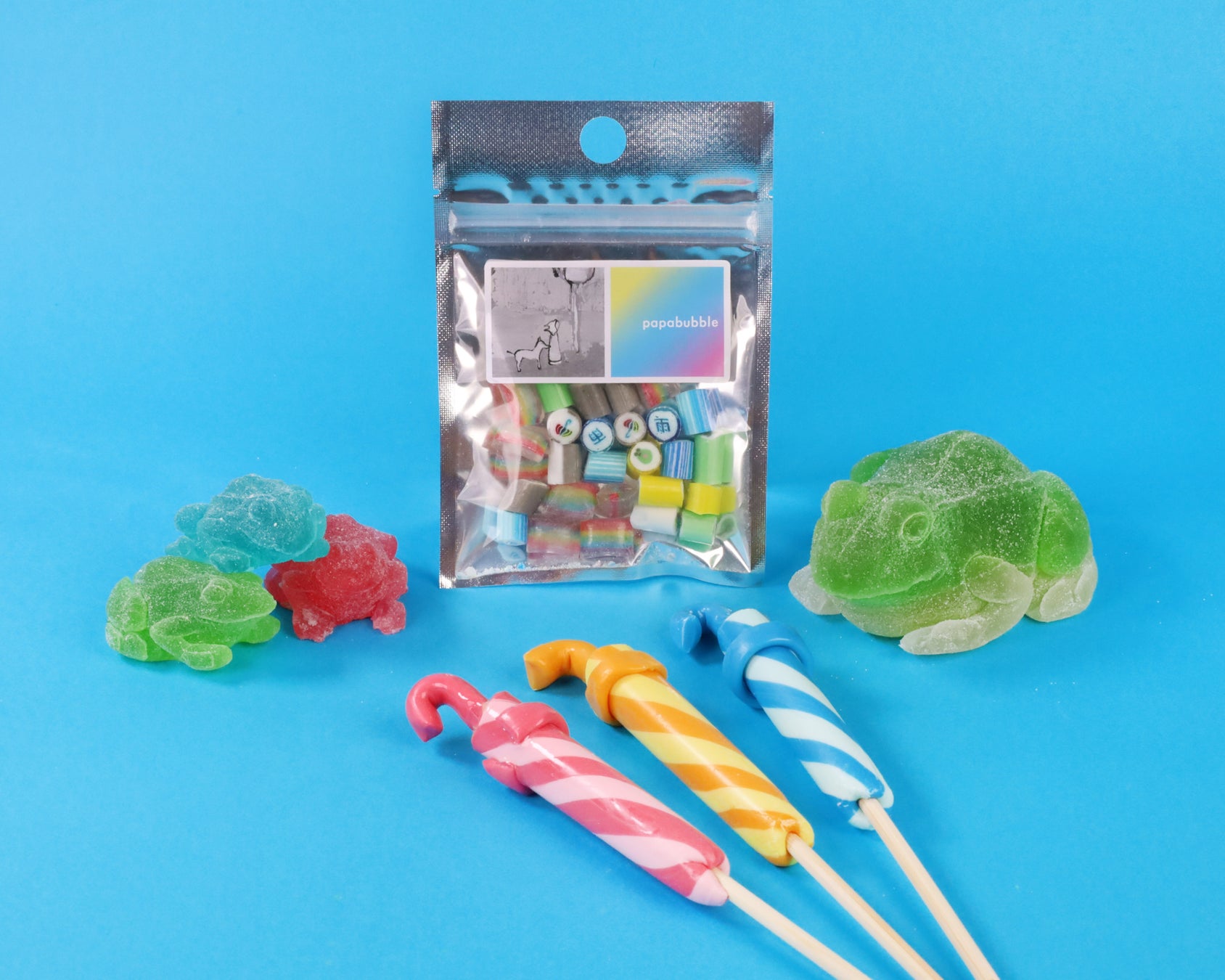 雨の日もカエルグミで思わず笑顔に！　虹を閉じ込めたようなキャンディなど全3種　PAPABUBBLEの梅雨シリーズ　5月28日より発売