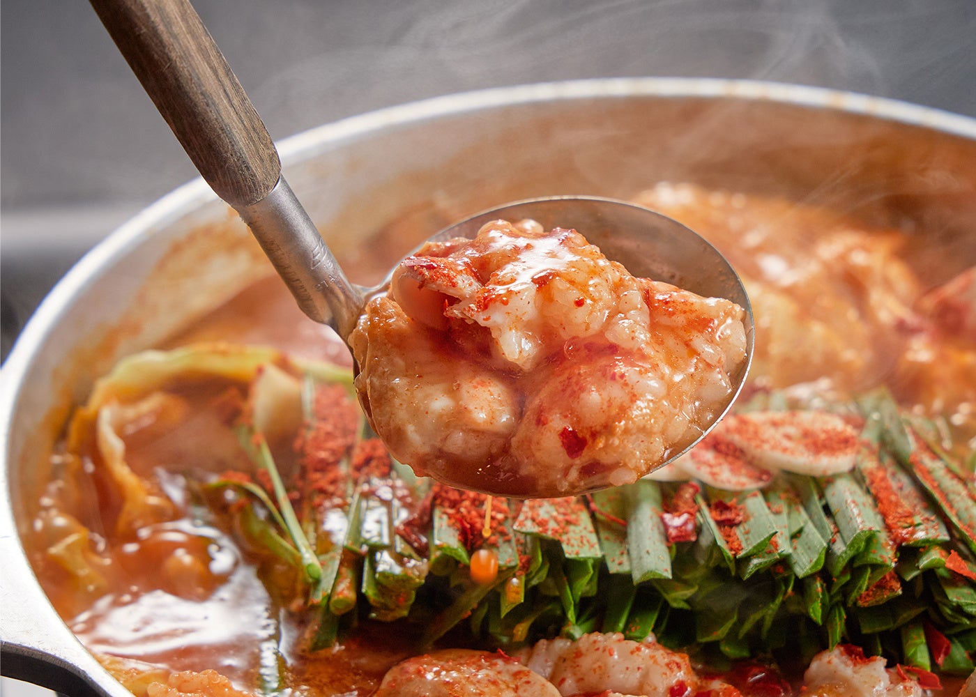“夏に敬遠されるもつ鍋”の常識を覆す！博多名物×旨辛麻辣の新提案「博多RED 麻辣もつ炊き餃子」「旨辛もつ鍋」博多もつ鍋やまや 夏季限定メニューを6/1（月）より提供開始！