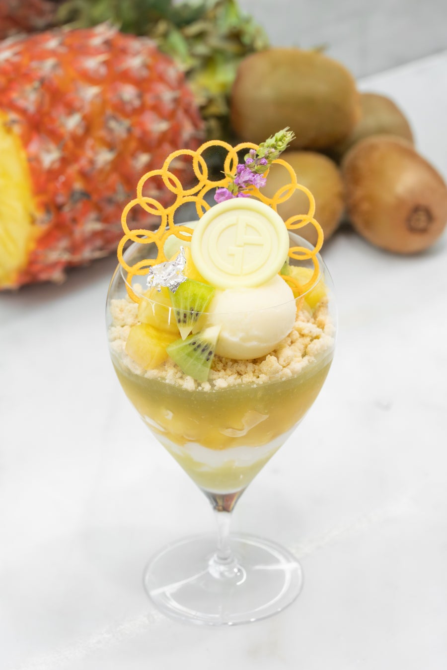 【アルマーニ / カフェ 表参道】トロピカルフルーツと大葉が香る、初夏のひととき。6月限定「パイナップル キウイ 大葉のパフェ」
