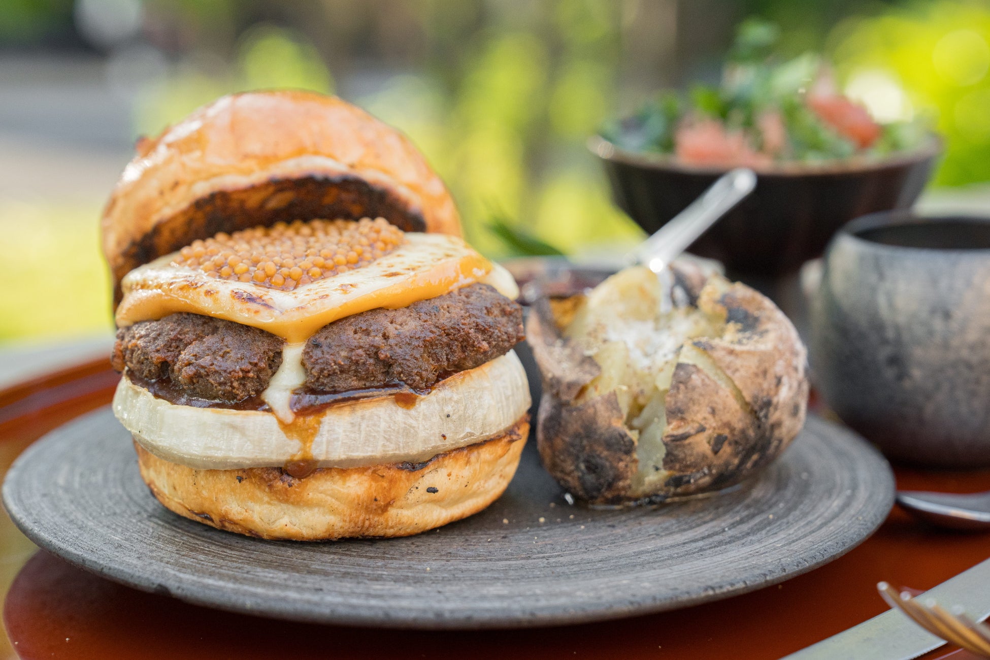 5月28日（木）は「ハンバーガーの日」！リッチな大人が今選ぶべき、五感を刺激する究極の「和牛薪火バーガー」がnatuRe tokyoに誕生