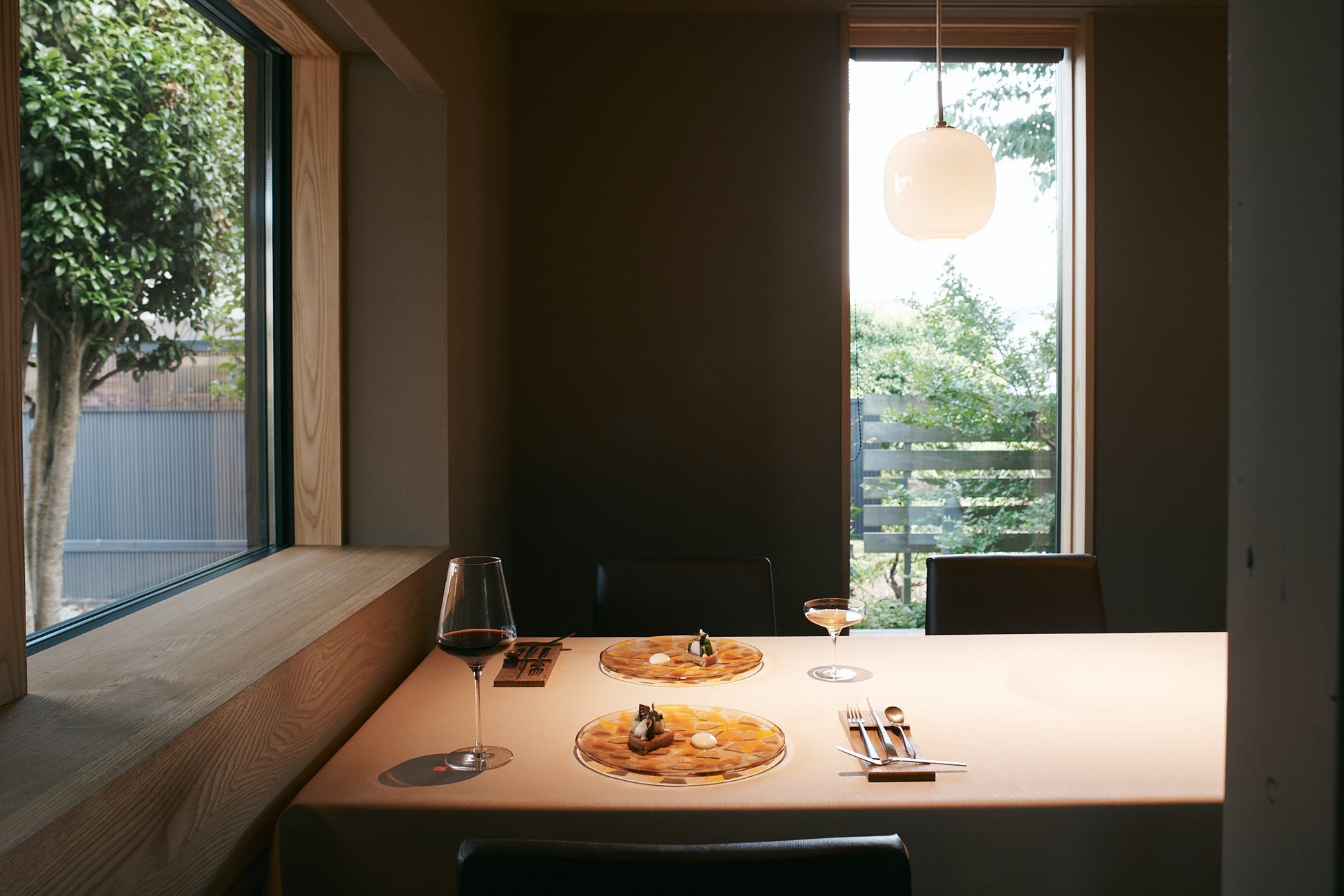 創業18年、正統派フレンチが挑む地方都市の再解釈。1500万年前の地層と風土を皿の上に表現する『武蔵野ジオ・キュイジーヌ』を掲げ、3テーブル・最大12席のデスティネーションレストランへ