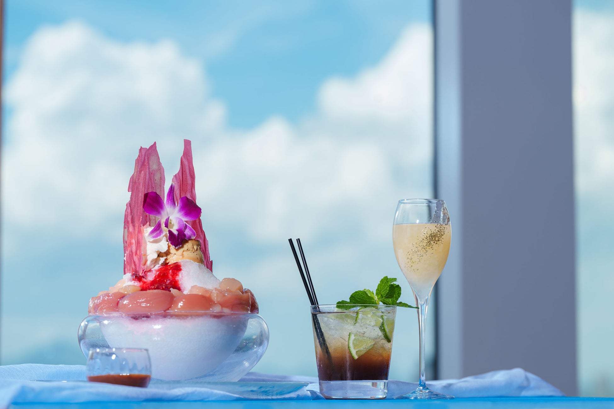 福島県産の桃が主役、パフェのようなかき氷とジューシーなカクテル「ももプリ氷 ＆ Summer Cocktail」【ウェスティンホテル仙台】