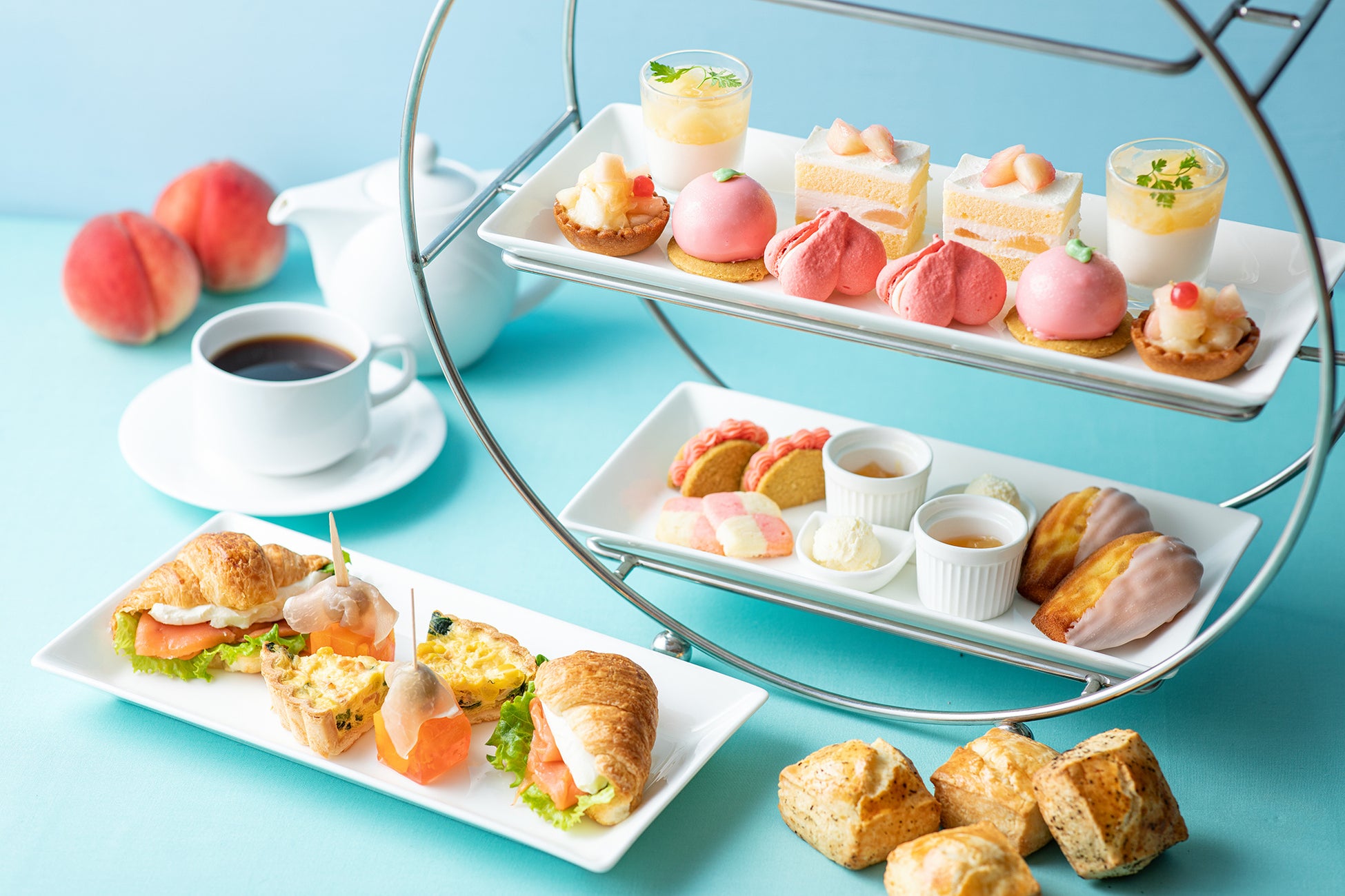 タルトや杏仁、ショートケーキやピンチョスまで多彩な味わいを3段スタンドで。桃のやさしい甘みが広がる、夏限定のご褒美アフヌン「ピーチアフタヌーンティー」～小田急ホテルセンチュリーサザンタワー～
