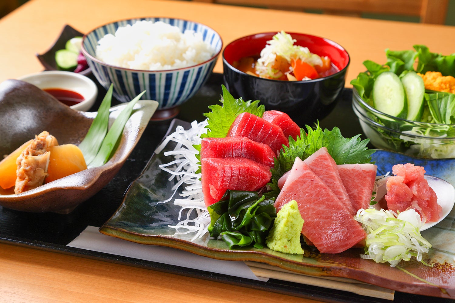 ◆“類を見ない個性派ラーメン”として話題沸騰の「めん屋まぐ郎」が新たな仕掛け！ 元力士店主による、“食いしん坊の極上定食”「めし屋まぐ郎」が、6月5日、満を持して東金にオープン！