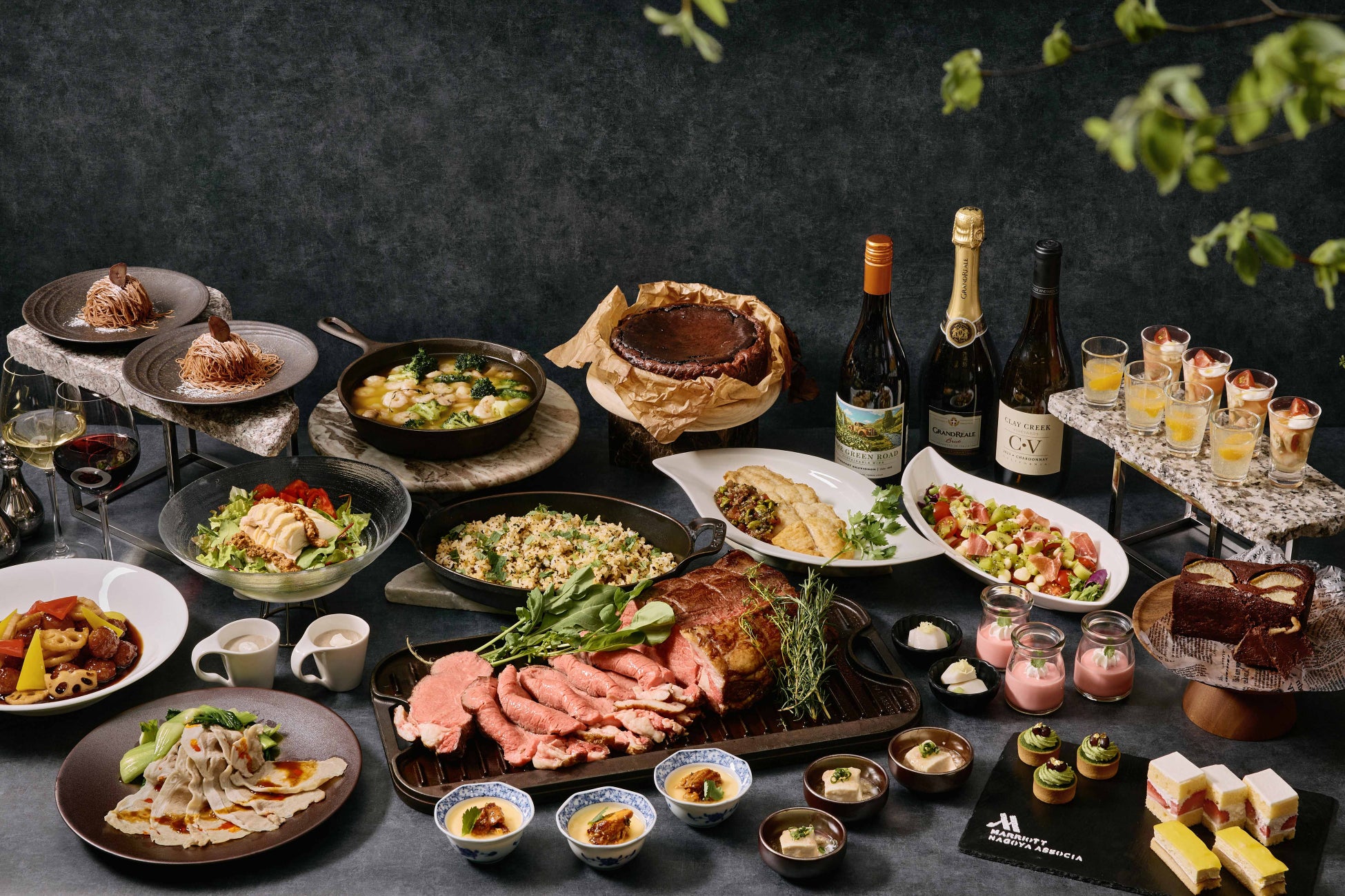 人気ブッフェが1年ぶりに帰ってきた！8つのレストラン＆バーの味がブッフェスタイルで楽しめる。「シェフの競演ブッフェ」