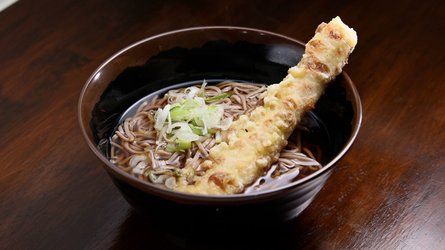 【ＢＳ日テレ】神奈川・八丁畷で見つけたガード下にある“ザ・立ち食いそば屋”　ドランク塚地も心配「天ぷらのサクサクが電車の音で聞こえなかったかな？」　自慢は鰹節と昆布を合わせるこだわりの出汁