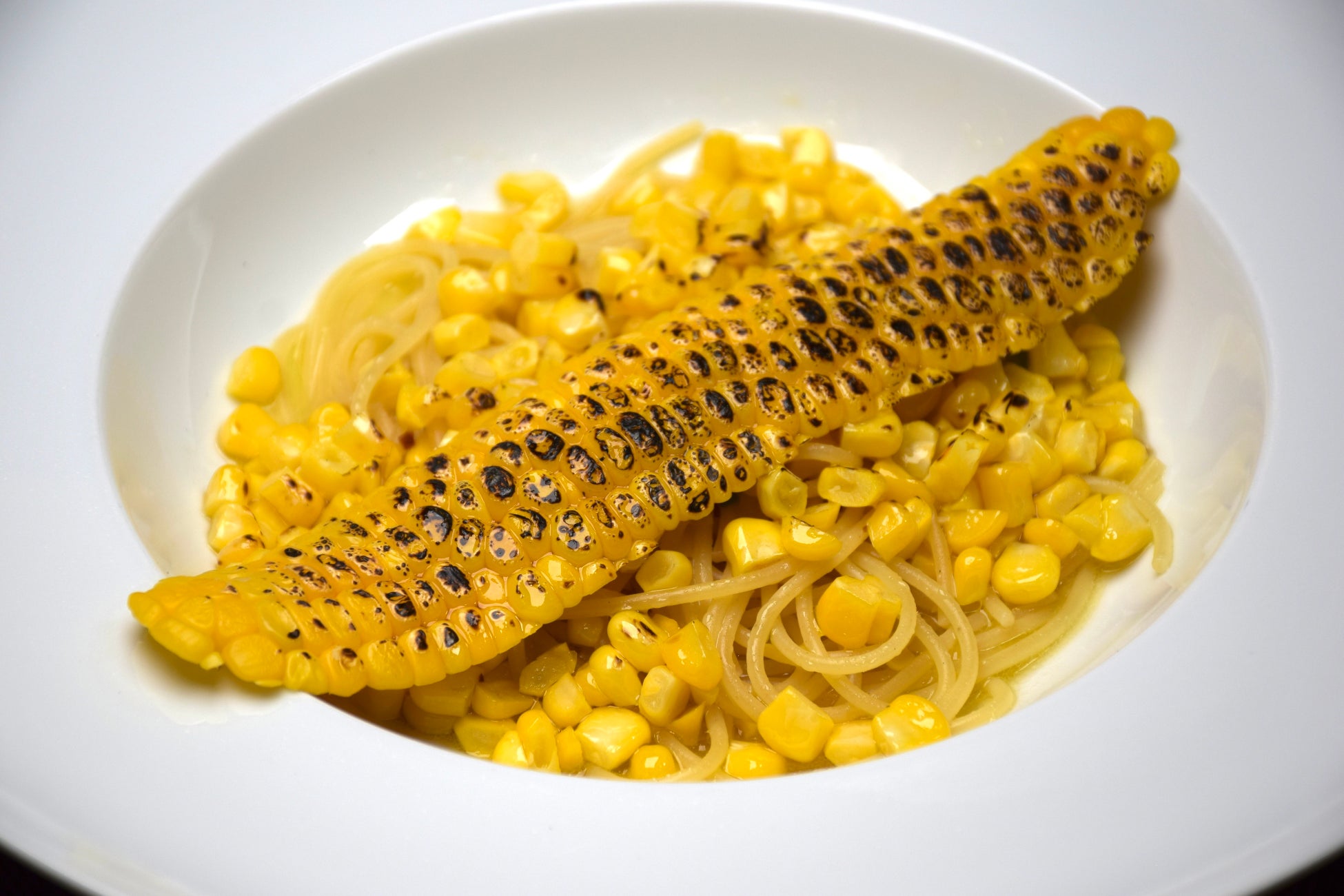 【東京・恵比寿】パスタが見えないほどの黄金色！恵比寿 “ジャパニーズイタリアンai’s” の夏の風物詩「とうもろこしと青唐辛子のペペロンチーノ」が提供開始。産地と品種が移り変わる、ひと夏の甘辛体験