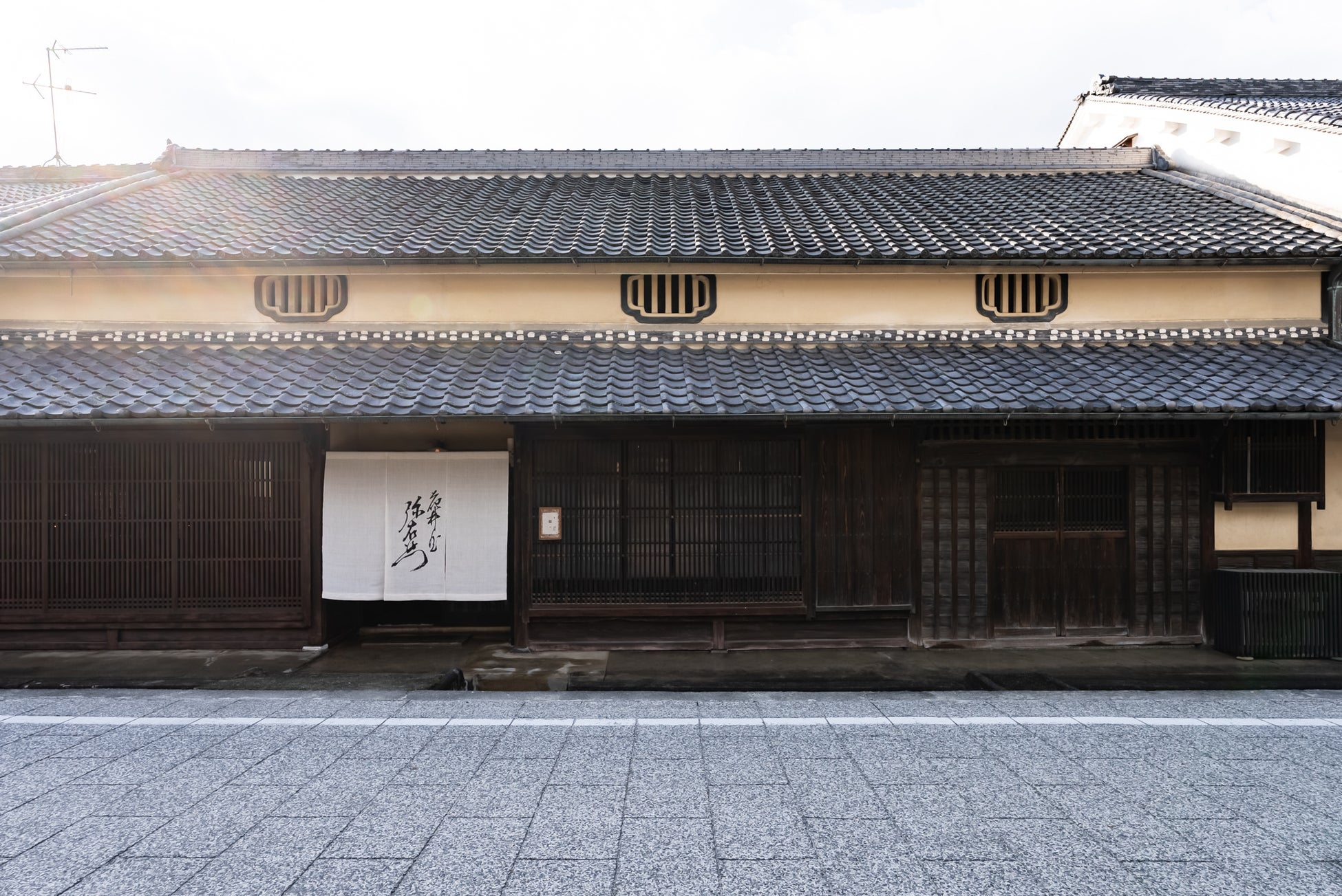 飛鳥の記憶を一皿へ。食・芸術・音楽が交差する文化サロン「花井屋弥右エ門」始動
