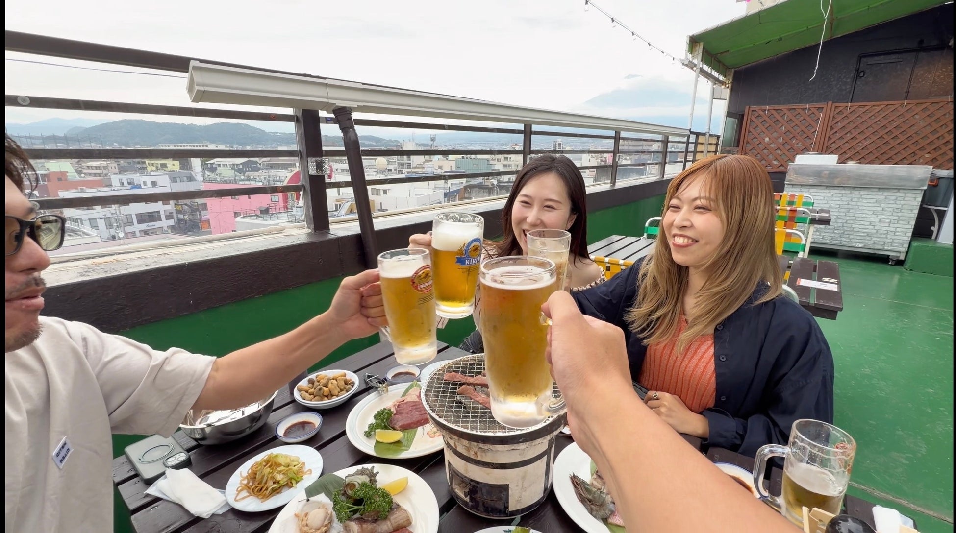 富士駅前の屋上に夏のにぎわい