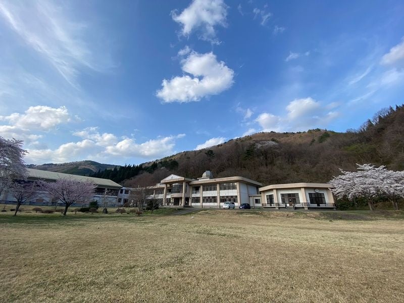 秋田の自社ファクトリーから新たな食の価値を創造。比内地鶏生産責任者の店「本家あべや」が、機能性に特化した新ブランド『HINAI75』をローンチ。比内鶏一代交配「雄鶏」の価値を再定義。