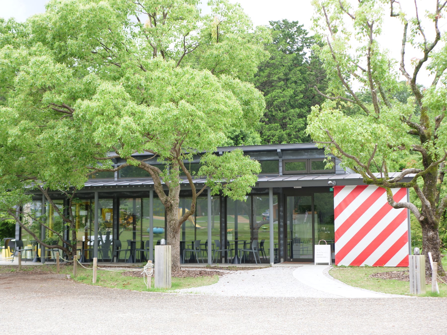 滋賀県営びわこ文化公園に、滋賀県内”初”出店となるベーカリーカフェ「パンとエスプレッソと」が、2026年6月21日(日)グランドオープンします！