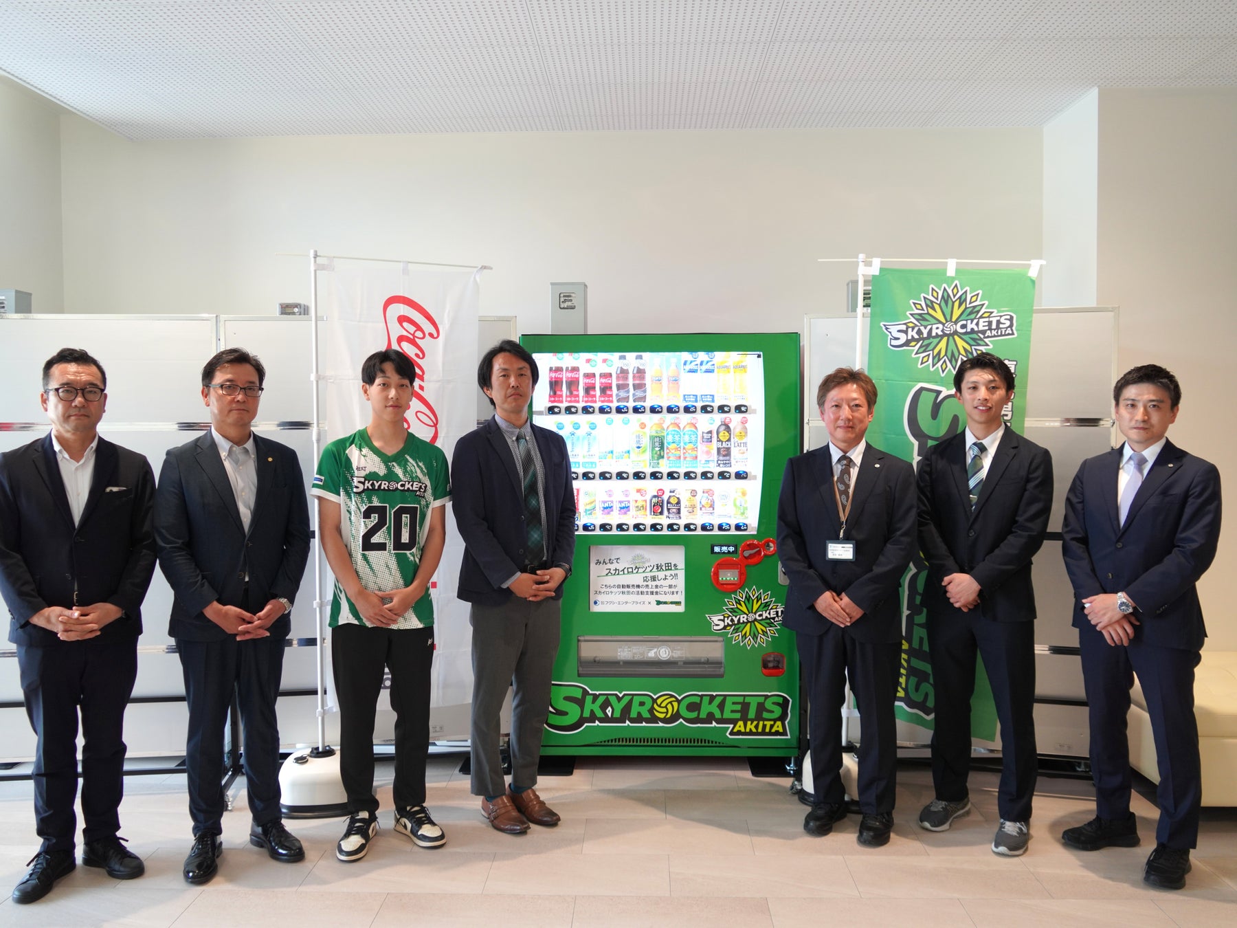 みちのくコカ・コーラボトリング、「スカイロケッツ秋田応援自動販売機」の第一号機を設置