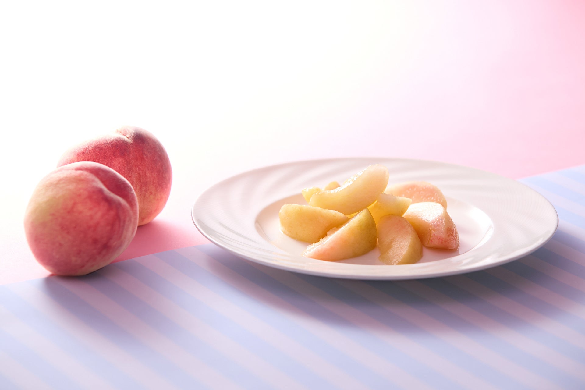 【タカノフルーツパーラー】食べ放題のみずみずしい桃の果肉と、桃づくしのスイーツとセイボリーが味わえるタカノフルーツティアラ