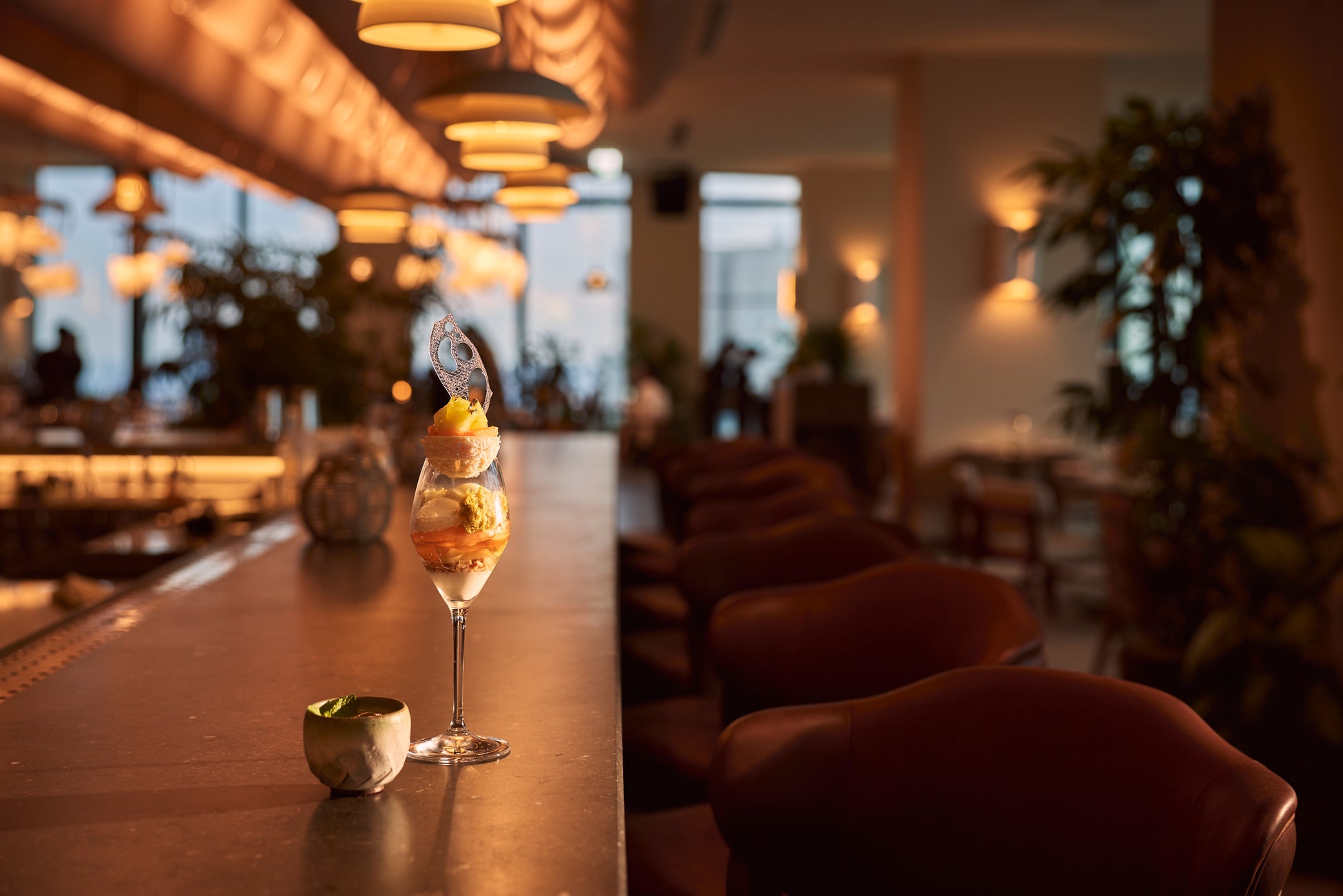 1 Hotel Tokyo「NiNi Bar」、本日6月22日（月）よりコース仕立ての「デザート&カクテル」を提供開始　第一弾は旬のメロンを味わうデザートとカクテルのペアリング