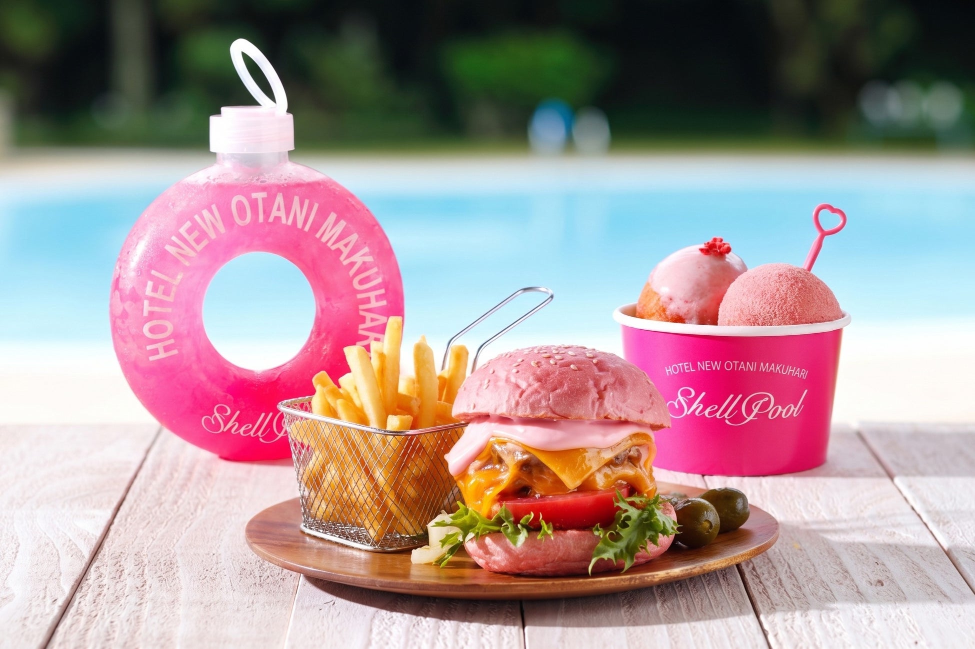 最強の“ビジュバーガー”が今年も登場！この夏は「PINK & GOLD」なグルメに染まるプールサイドで、最高のバカンスを。