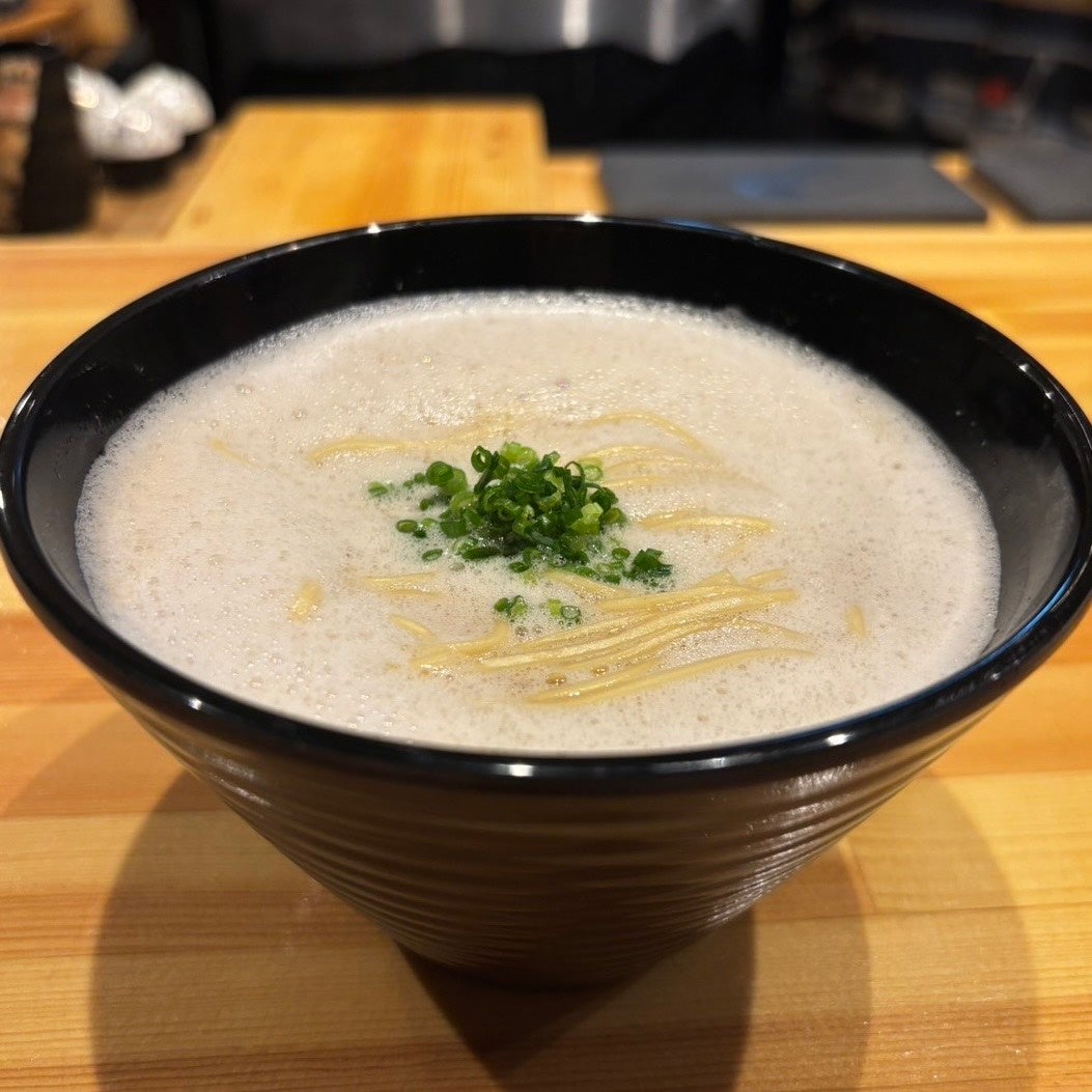 鮨屋なのにラーメン？さらにカレー？元芸人の大将が考えた“満足で終わらせないコース”が話題に—鮨奉弘が新しい締めを提案