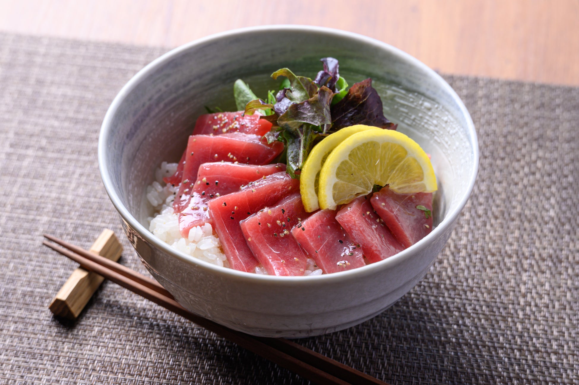 【加速する魚離れに終止符を】現地で味わう“プリプリ”が自宅でも！？京丹後の地魚卸「魚政」が、朝獲れ天然魚を数時間で捌き急速冷凍、48時間仕込みの「フレンチ魚だし」で味わう新感覚の漬け丼・カルパッチョ