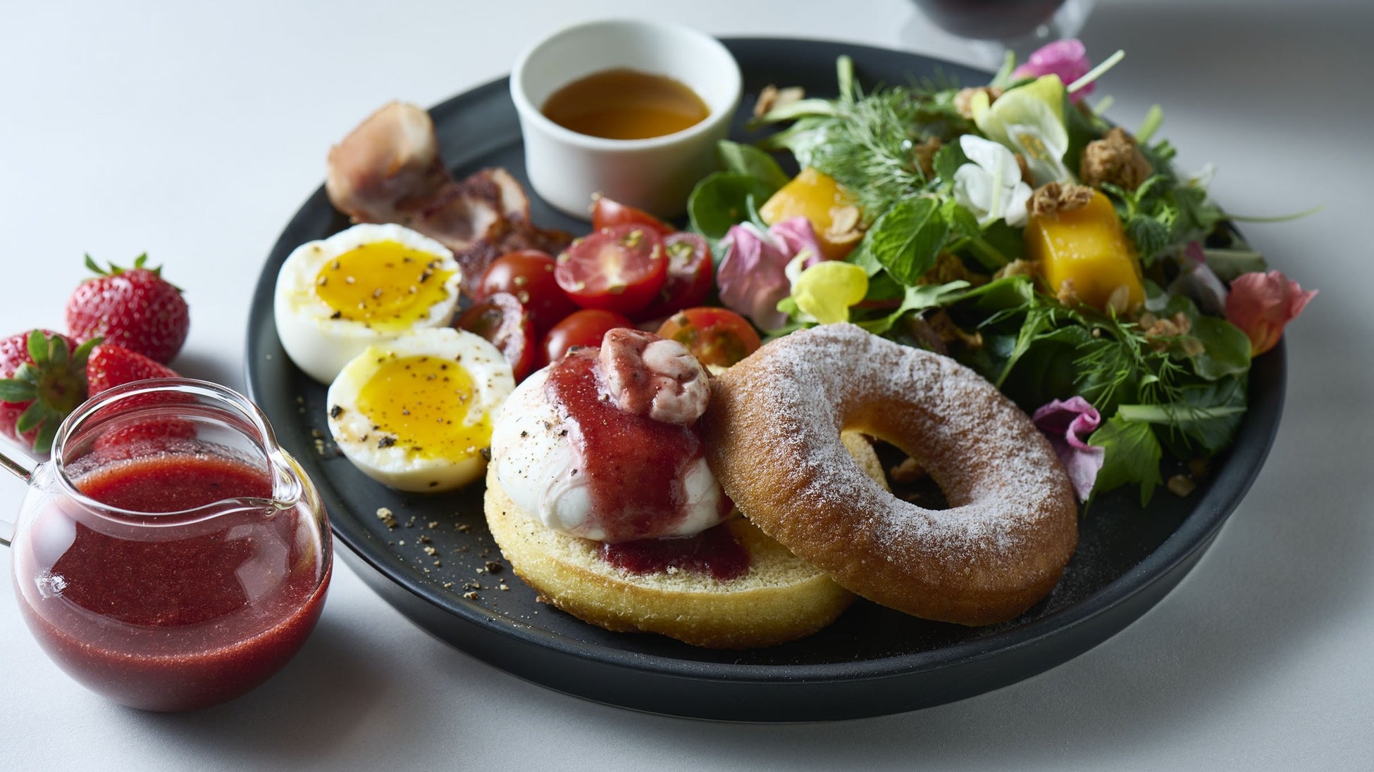 【koe donuts】世界で人気のピザレストラン「Pizza 4P’s」のブッラータチーズを京都で堪能・フレッシュなチーズと自家製ドーナツが主役の贅沢ブランチプレートが新登場