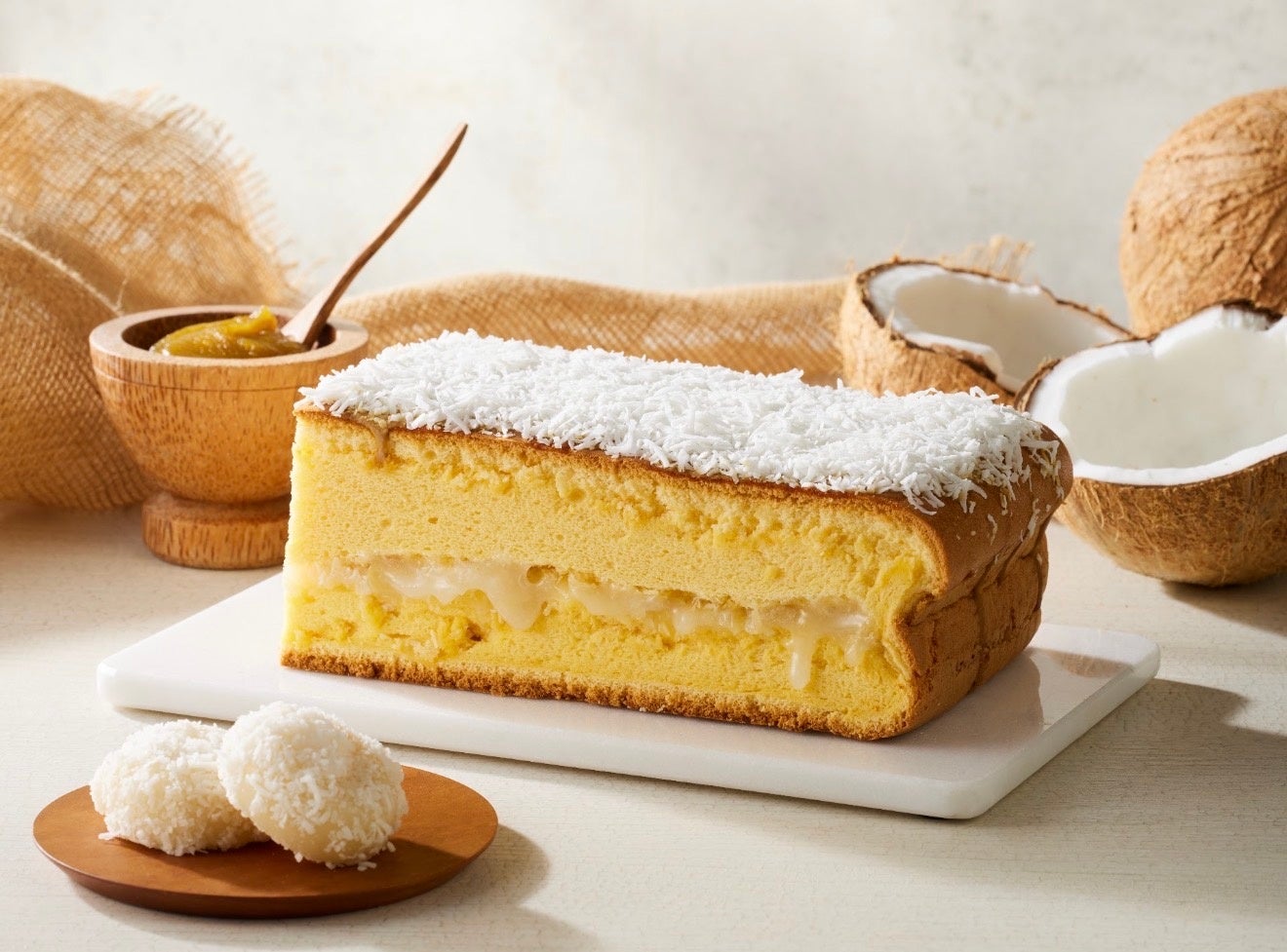 SNSで大ヒットした『台湾ピーナッツ餅カステラ』に続く第二弾！ “伸びる餅”が楽しい『台湾ココナッツ餅カステラ』がこの夏限定で登場