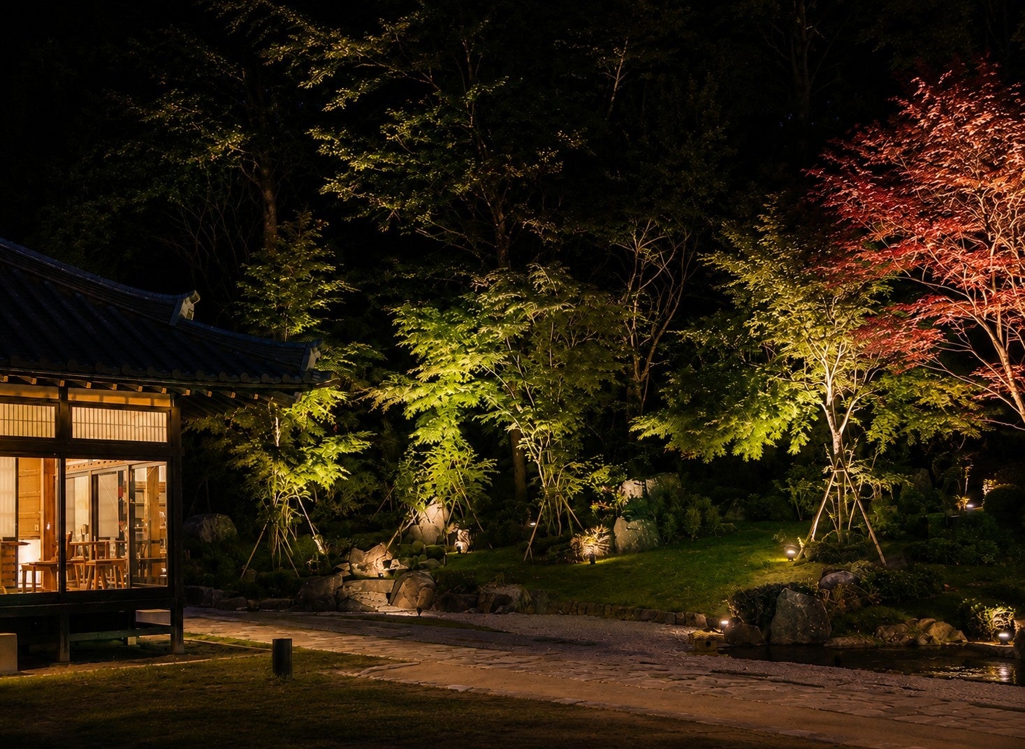 【町田】鶴川香山園に夜の新たな魅力　庭園を優しく彩るライトアップを開始