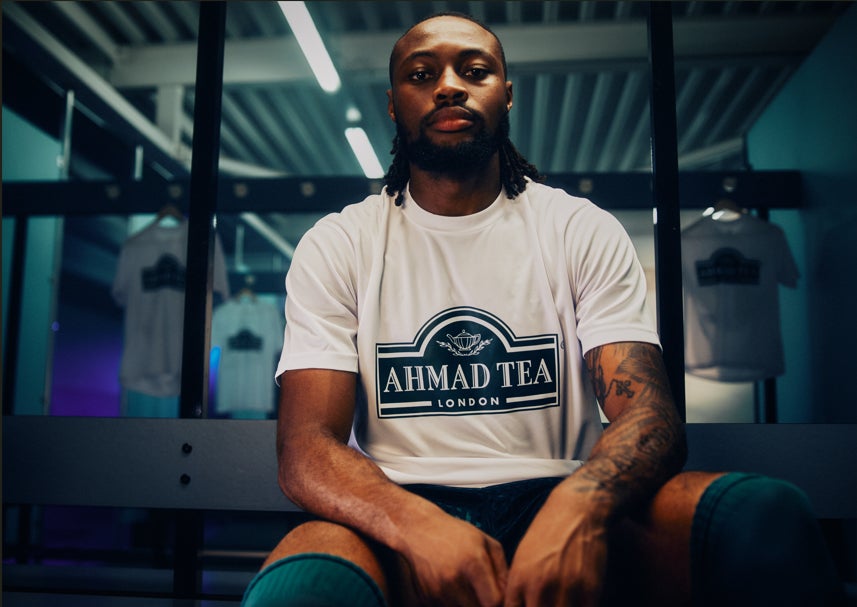 世界中がサッカーでひとつになるこの夏、英国紅茶ブランド「AHMAD TEA（アーマッドティー）」がブランドアンバサダーにガーナ代表のアントワーヌ・セメニョを起用