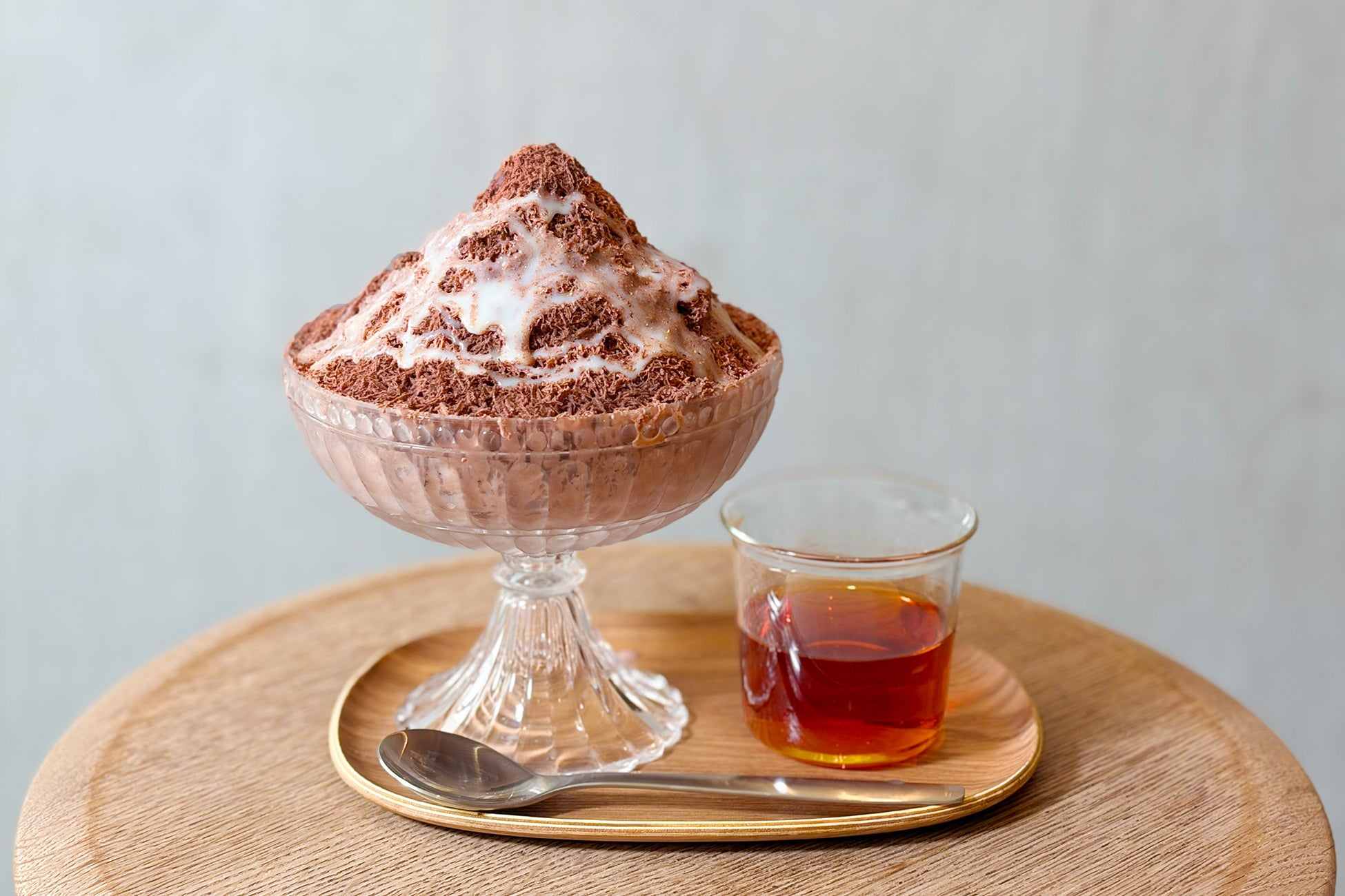 氷そのものがチョコレート！チョコレート専門店ならではの、チョコレート氷からつくる“大人のかき氷”が、昨夏の好評を受け“2層”に進化。今夏3店舗に拡大して登場。