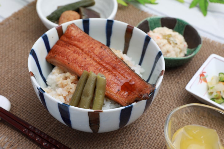 高齢者施設の季節行事食を支援、「まごの手キッチン」が土用の丑の日向け『うなぎの蒲焼き』を提供