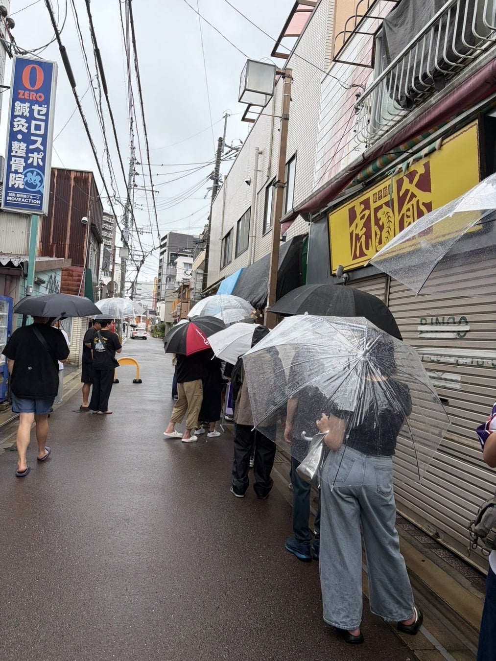 雨の日も台風の日も行列。福岡・美野島に毎週土曜だけ現れる“謎の肉屋”「COWSI闇市」