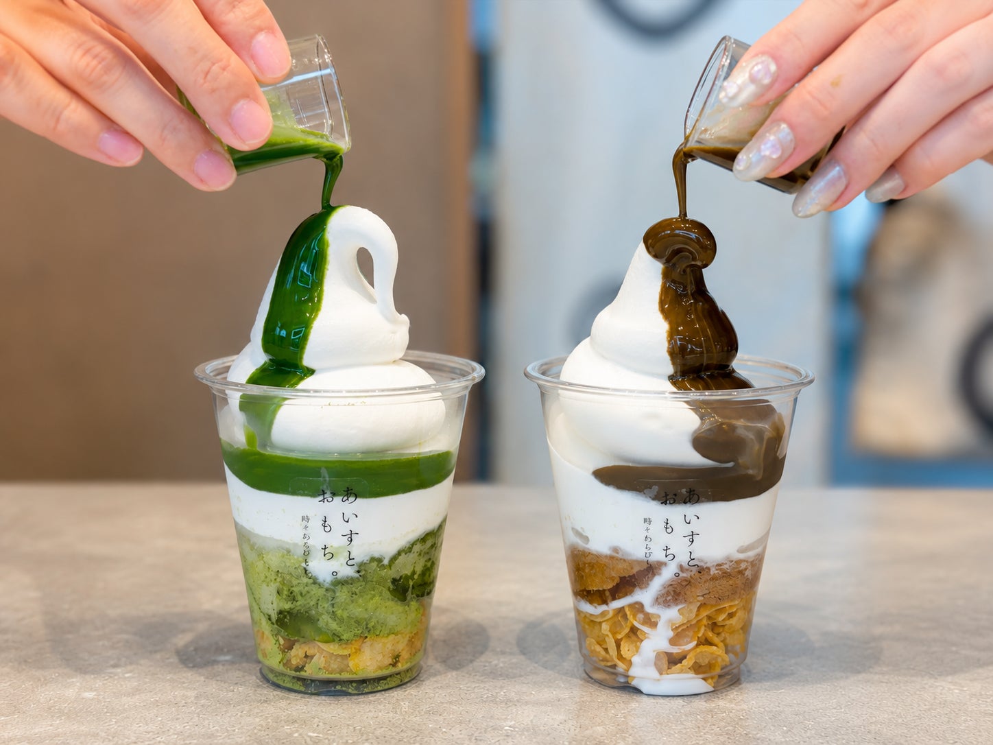 わらびもち専門店がつくる、新スタイルの「生わらびもち入りアイス」。抹茶味をリニューアルし、ほうじ茶味が新登場