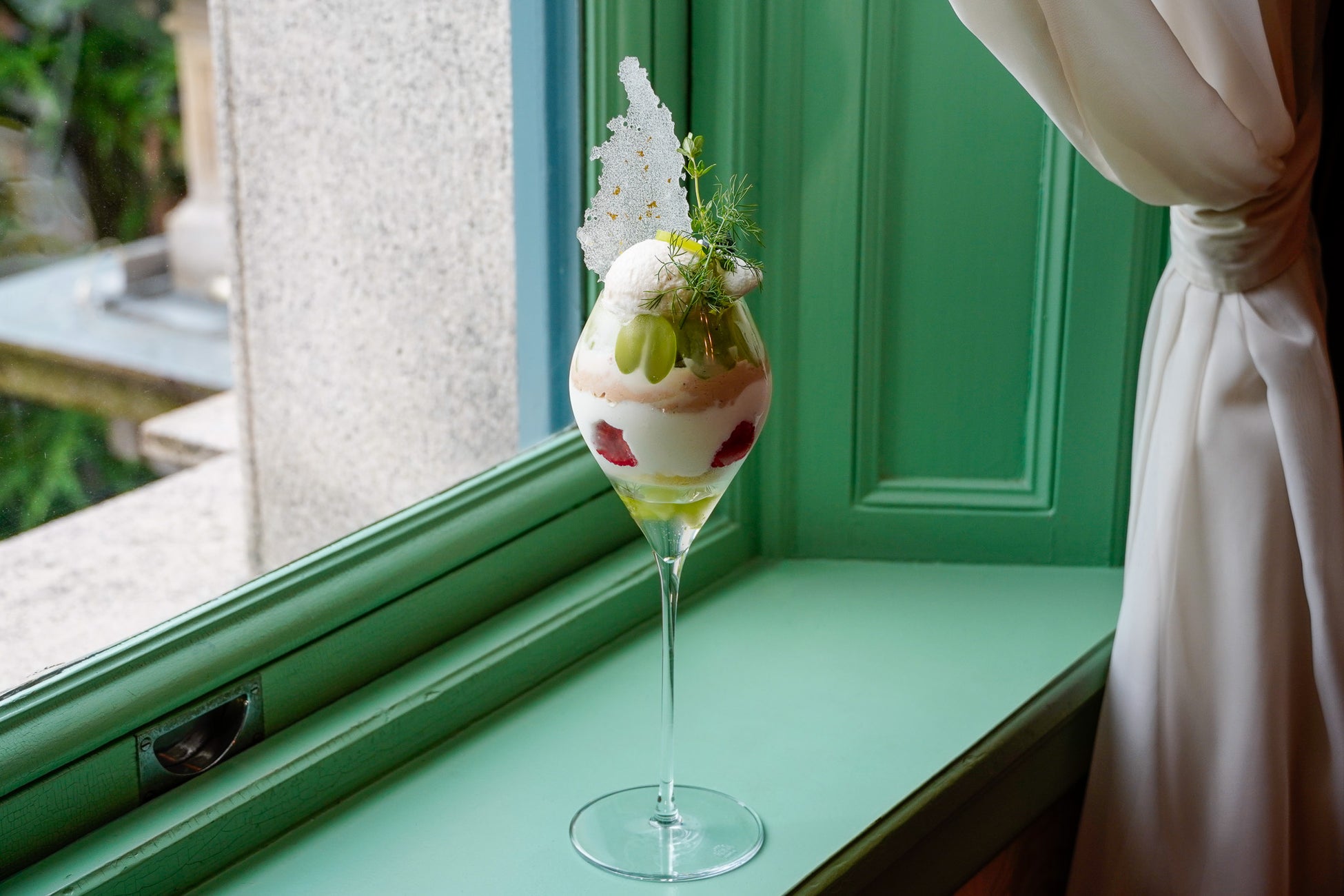ココナッツの芳醇な香りとダブルネルドリップコーヒーの深いコクが織りなす、大人のための『ココナッツミルク珈琲』と、爽やかなフローズンドリンク『ピニャコラーダのグラニータ』を、7月2日より期間限定販売開始