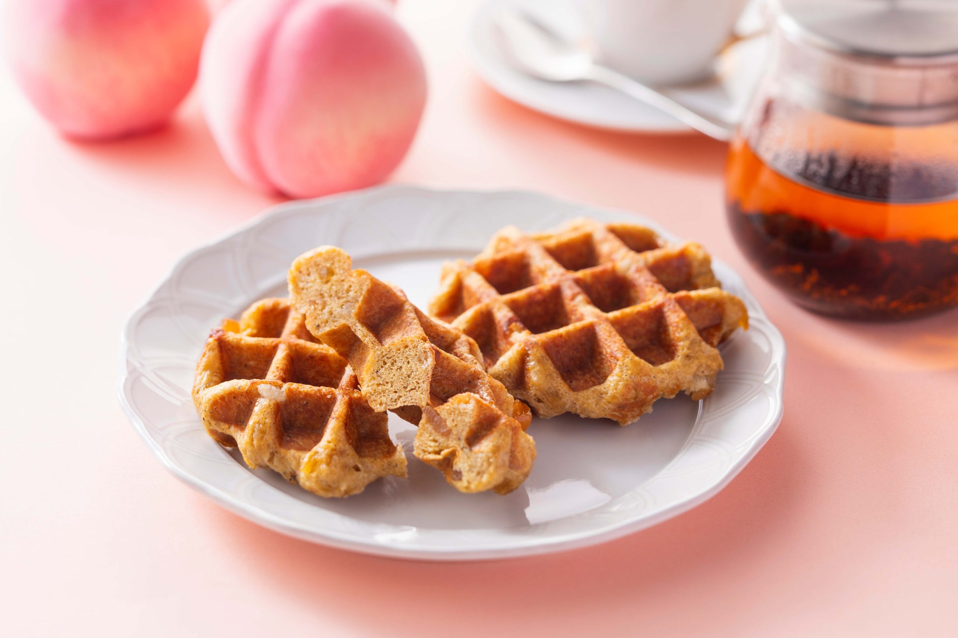 ワッフル専門店『WAFFLE HOLIC』から、夏季限定「白桃アールグレイワッフル」「レアチーズクリームワッフル」が新登場！