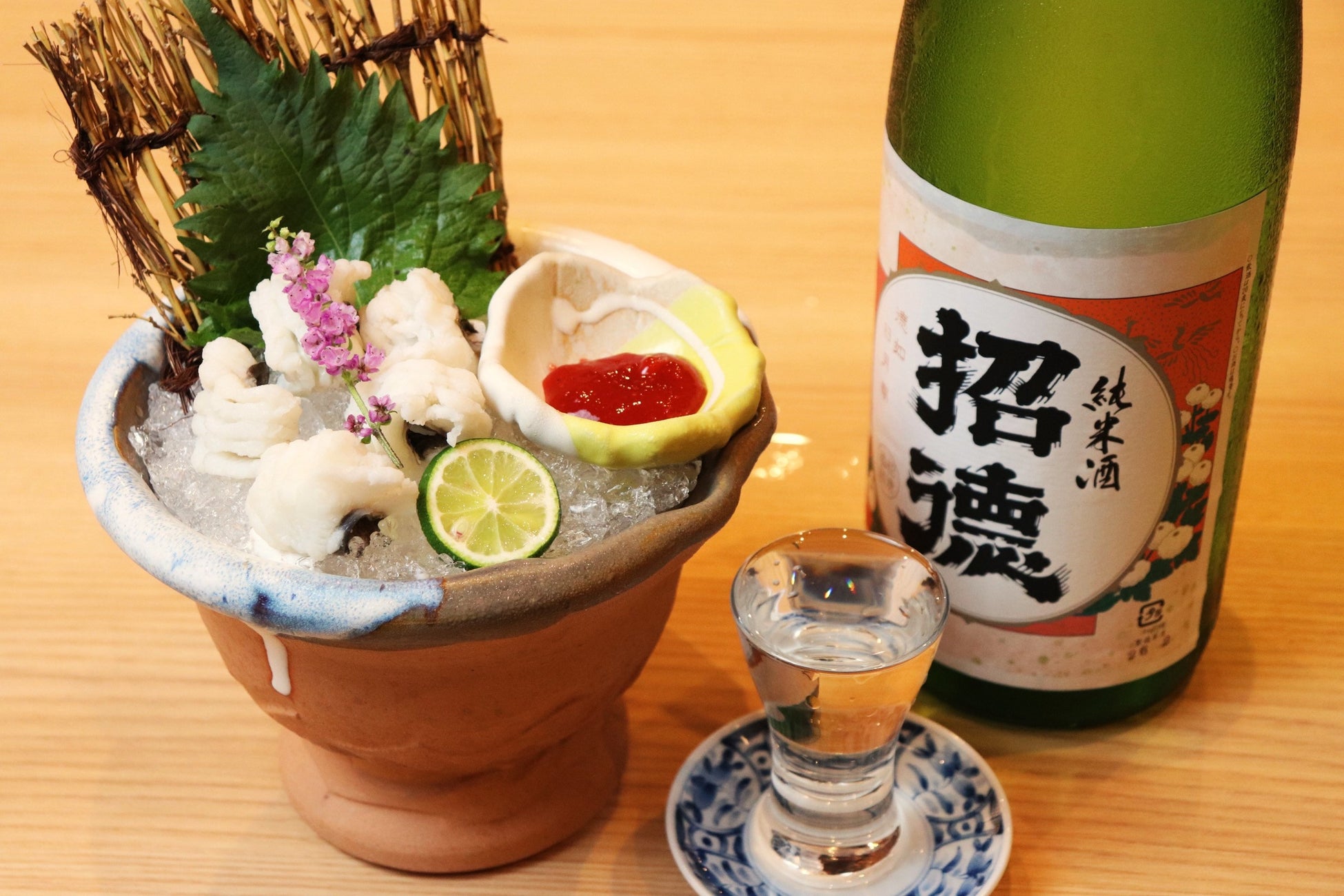「この酒じゃないと、この鱧は完成しない。」料理人が選んだ夏限定ペアリング。鱧の湯引きご注文で純米酒「招徳」をサービス｜牡蠣と海鮮 にほんいち 堺筋本町店