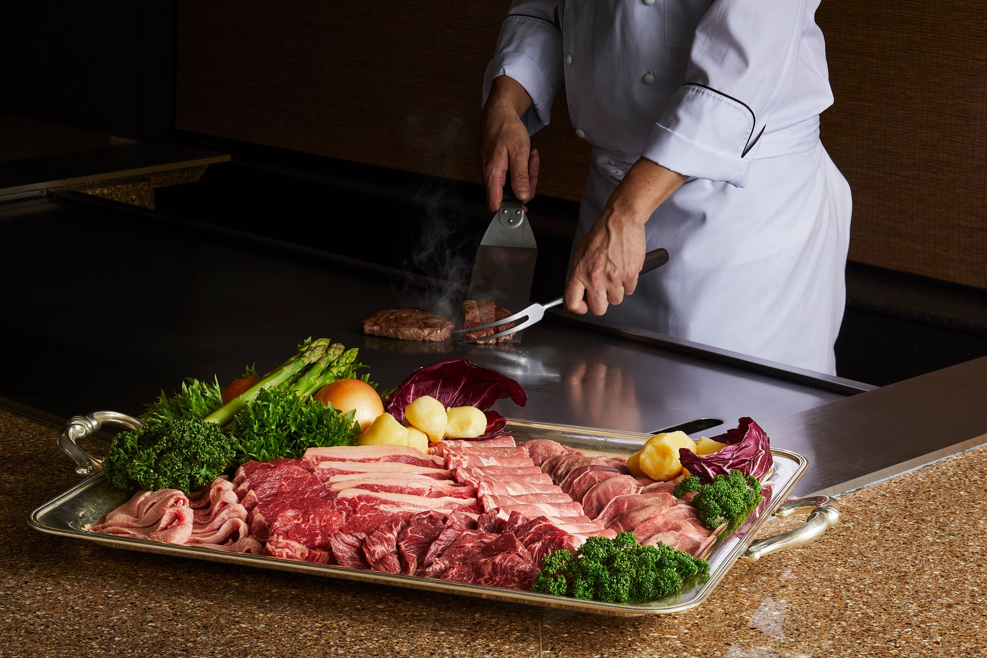 【ロイヤルパークホテル】夏休み限定！ ライブ感満載の鉄板焼食べ放題と中国料理オーダーブッフェが8月に登場。
