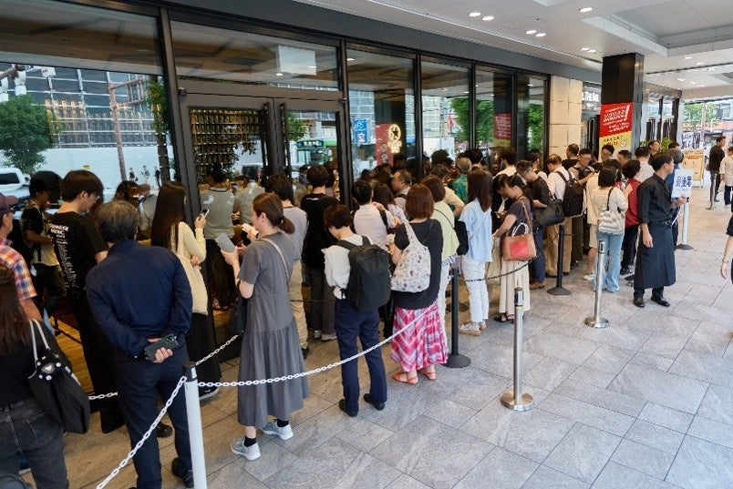 初日から行列ができる大盛況！「サッポロ生ビール黒ラベル THE BAR OSAKA」オープン