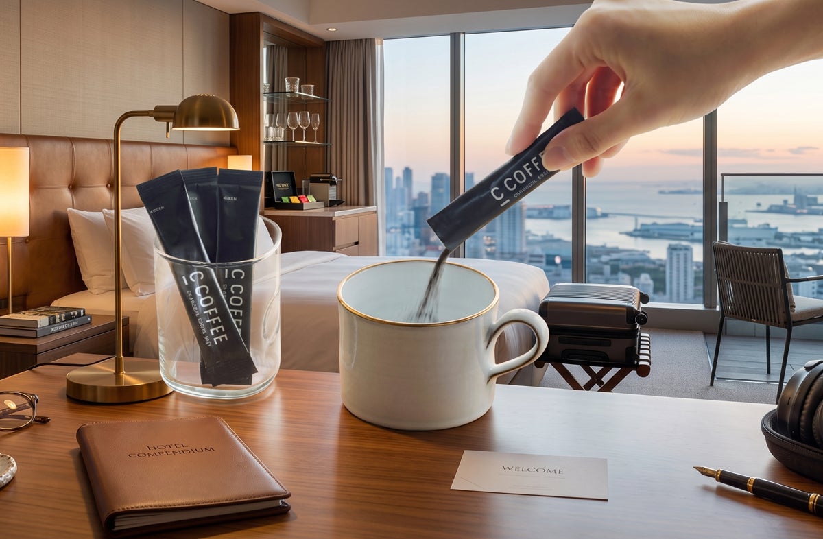 【夏の旅行の隠れた悩み】旅先での詰まり気味をすっきりケアする『C COFFEE スティック』ポーチに忍ばせる新習慣