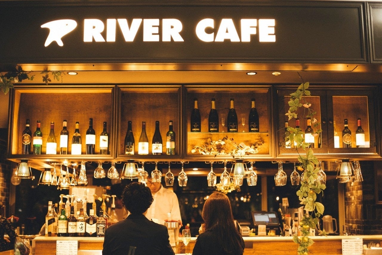『仕事帰りに気軽に立ち寄れる、街のワインバル』をコンセプトに、天満橋リバーカフェが7月7日、石窯ピザと厳選ワインが楽しめるワインバルへリニューアル。