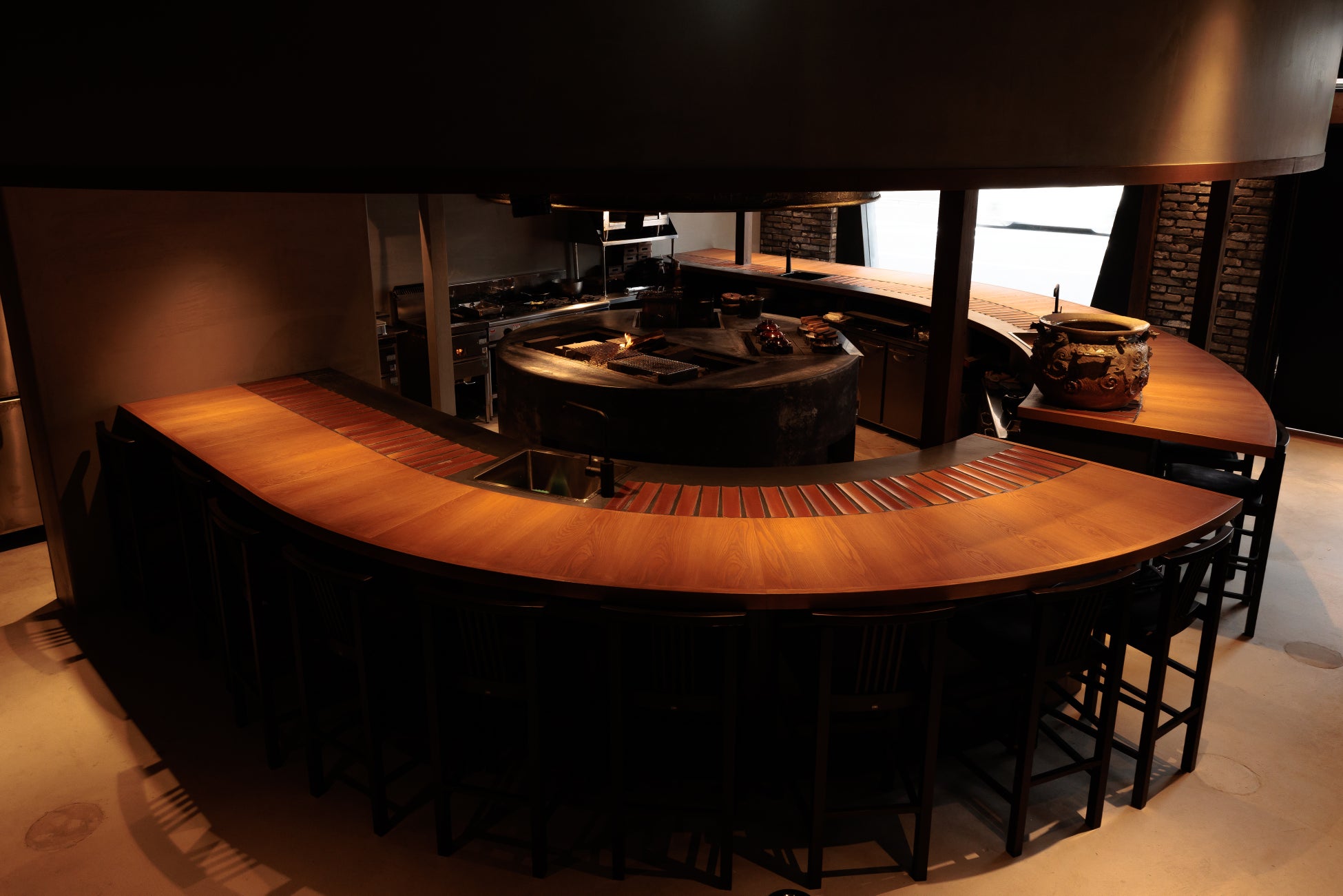 広島駅北口に「火を囲む劇場型酒場」誕生。広島の居酒屋「バルタン」12年の集大成「火ノ告」が7月7日開業