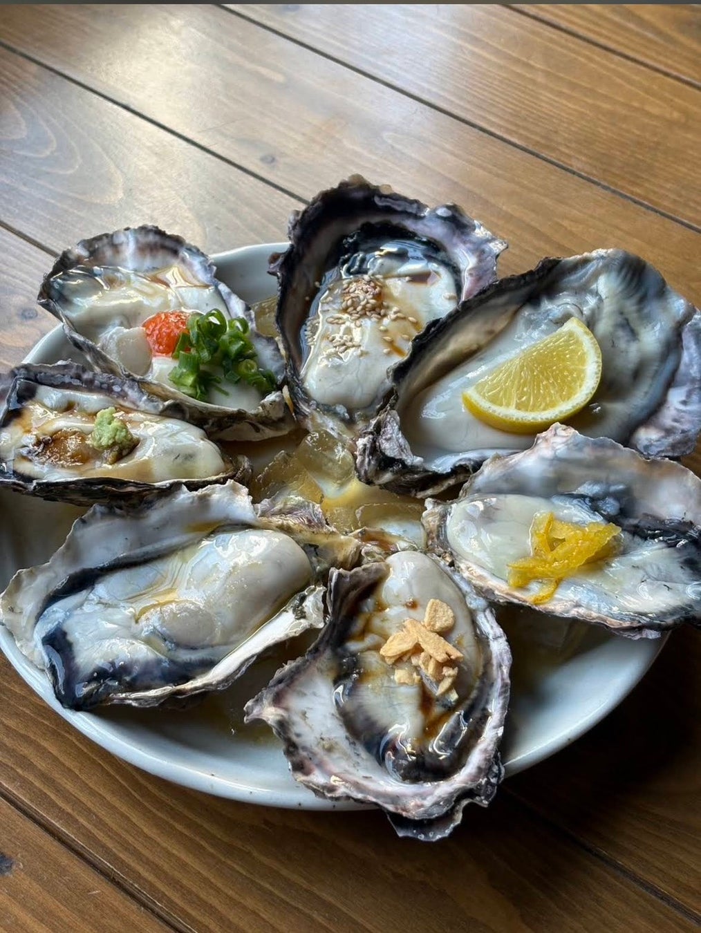 真夏でも、殻付き牡蠣。牡蠣の”常識”を壊す居酒屋「イザカヤキツネ」が大阪・難波に4号店をオープン